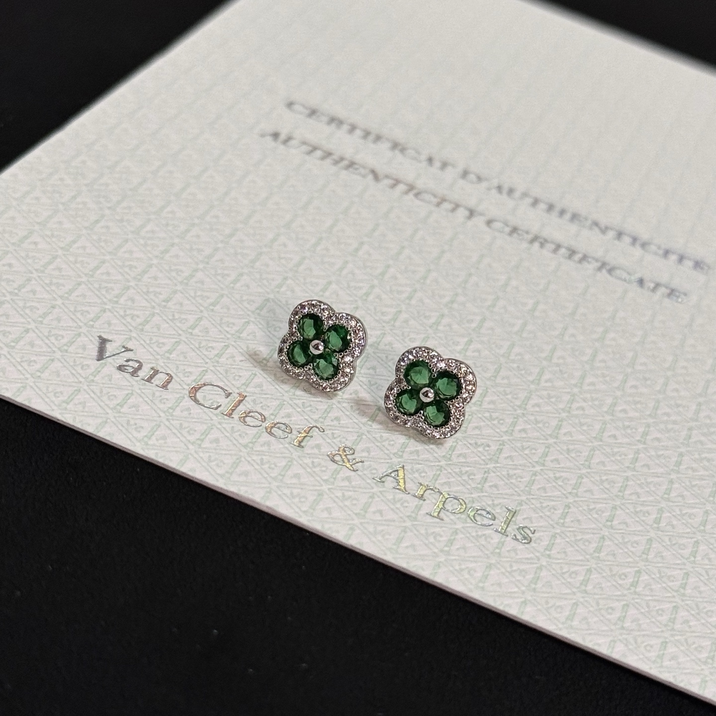 Orecchini Van Cleef Arpels Alhambra in metallo dorato bianco con pietre preziose verdi e accenti di diamanti bianchi, diametro del perno di 8 mm
