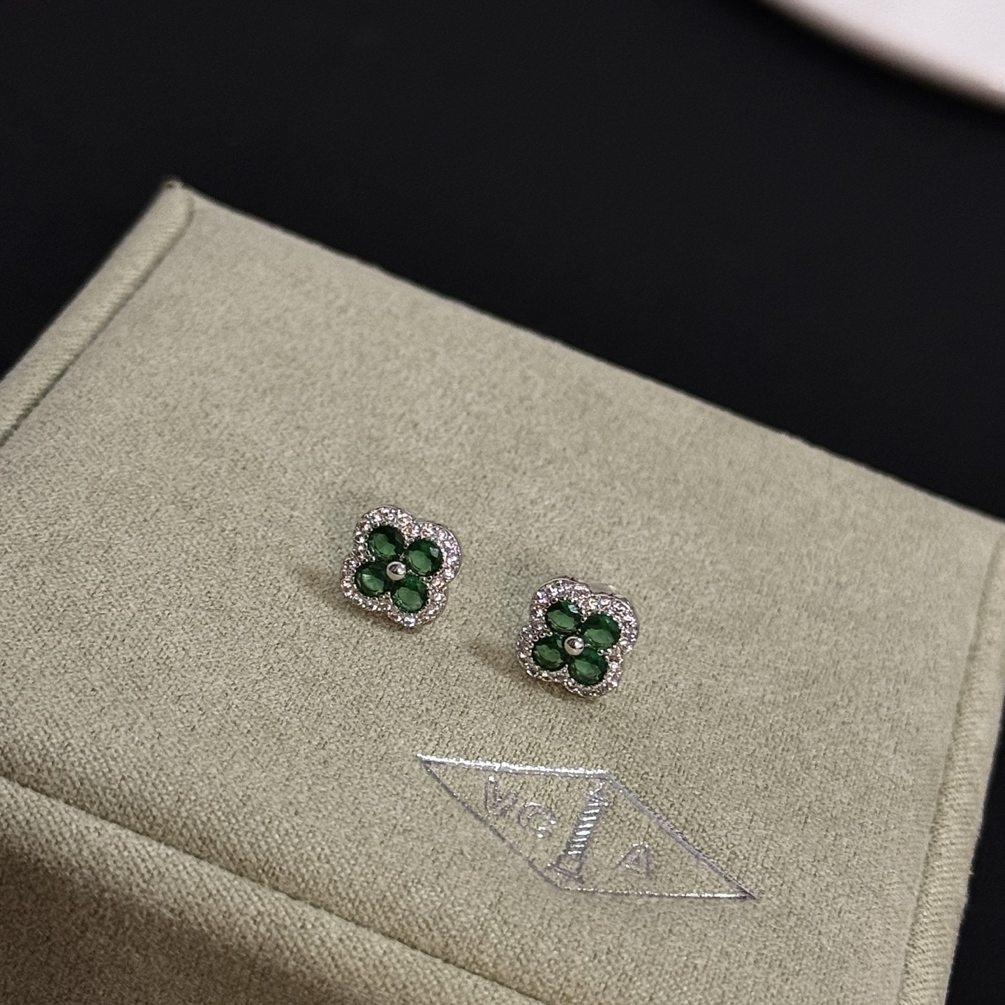 Orecchini Van Cleef Arpels Alhambra in metallo dorato bianco con pietre preziose verdi e accenti di diamanti bianchi, diametro del perno di 8 mm