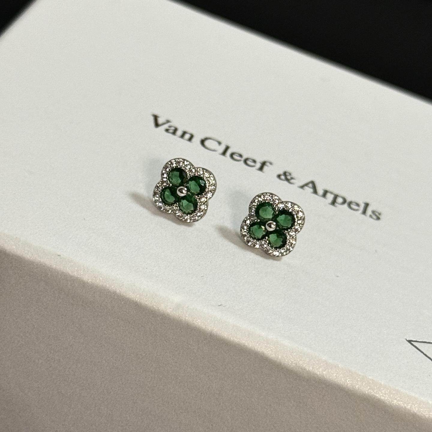 Orecchini Van Cleef Arpels Alhambra in metallo dorato bianco con pietre preziose verdi e accenti di diamanti bianchi, diametro del perno di 8 mm