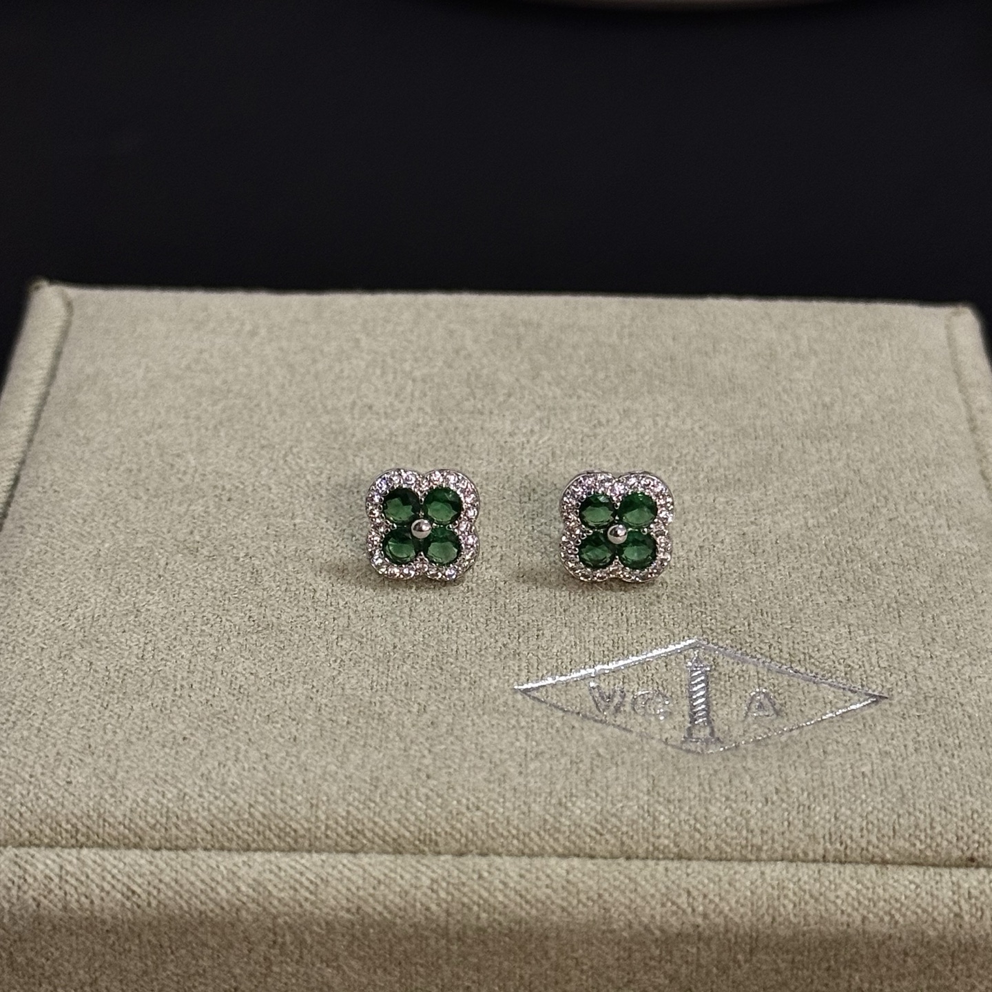 Orecchini Van Cleef Arpels Alhambra in metallo dorato bianco con pietre preziose verdi e accenti di diamanti bianchi, diametro del perno di 8 mm