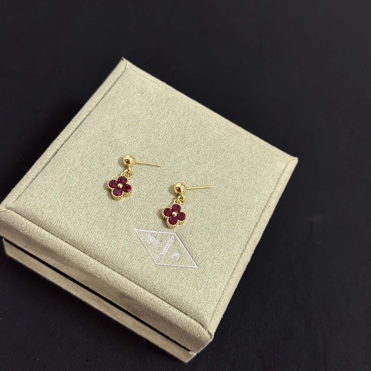 Van Cleef Arpels Boucles d'oreilles Alhambra en métal doré jaune avec pierres précieuses rouge rubis profond longueur de chute de 1 à 2 cm