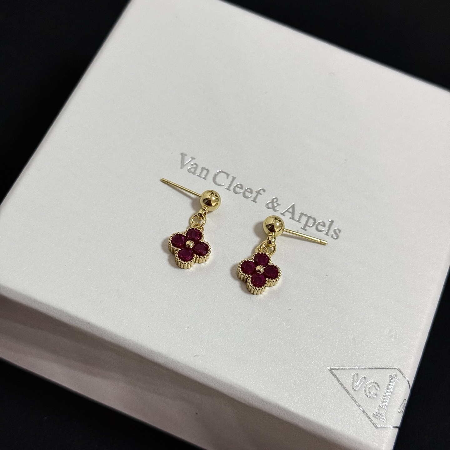 Van Cleef Arpels Boucles d'oreilles Alhambra en métal doré jaune avec pierres précieuses rouge rubis profond longueur de chute de 1 à 2 cm