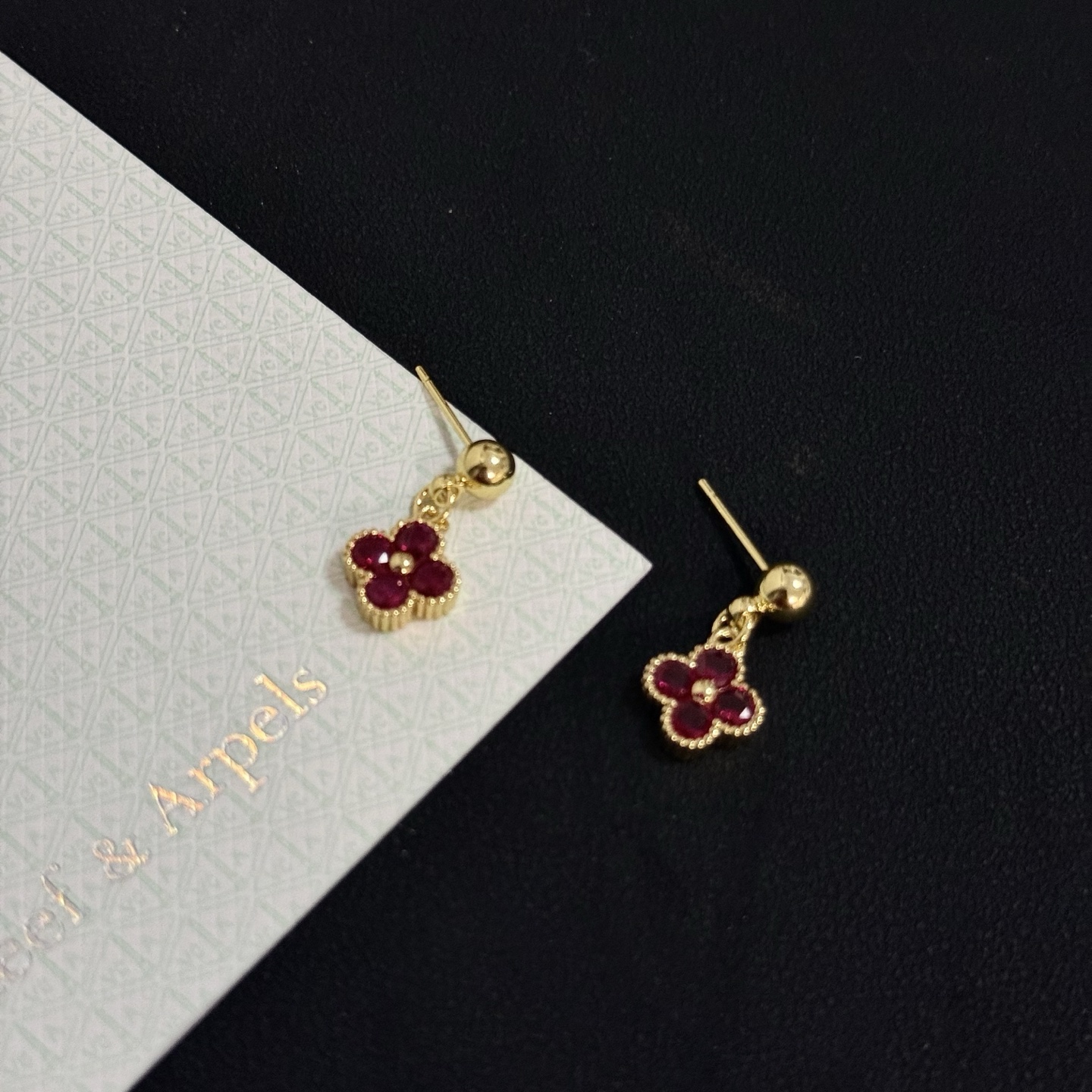 Van Cleef Arpels Boucles d'oreilles Alhambra en métal doré jaune avec pierres précieuses rouge rubis profond longueur de chute de 1 à 2 cm