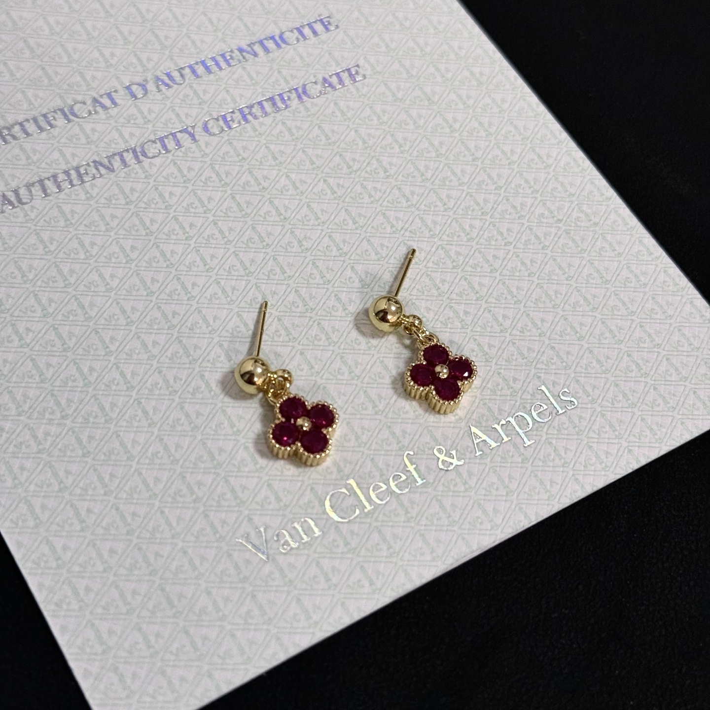 Van Cleef Arpels Boucles d'oreilles Alhambra en métal doré jaune avec pierres précieuses rouge rubis profond longueur de chute de 1 à 2 cm