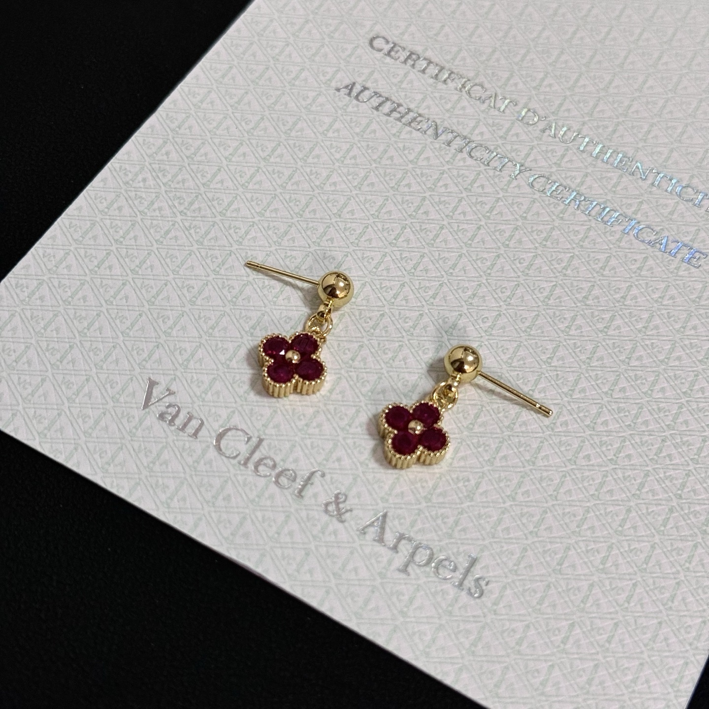 Van Cleef Arpels Boucles d'oreilles Alhambra en métal doré jaune avec pierres précieuses rouge rubis profond longueur de chute de 1 à 2 cm