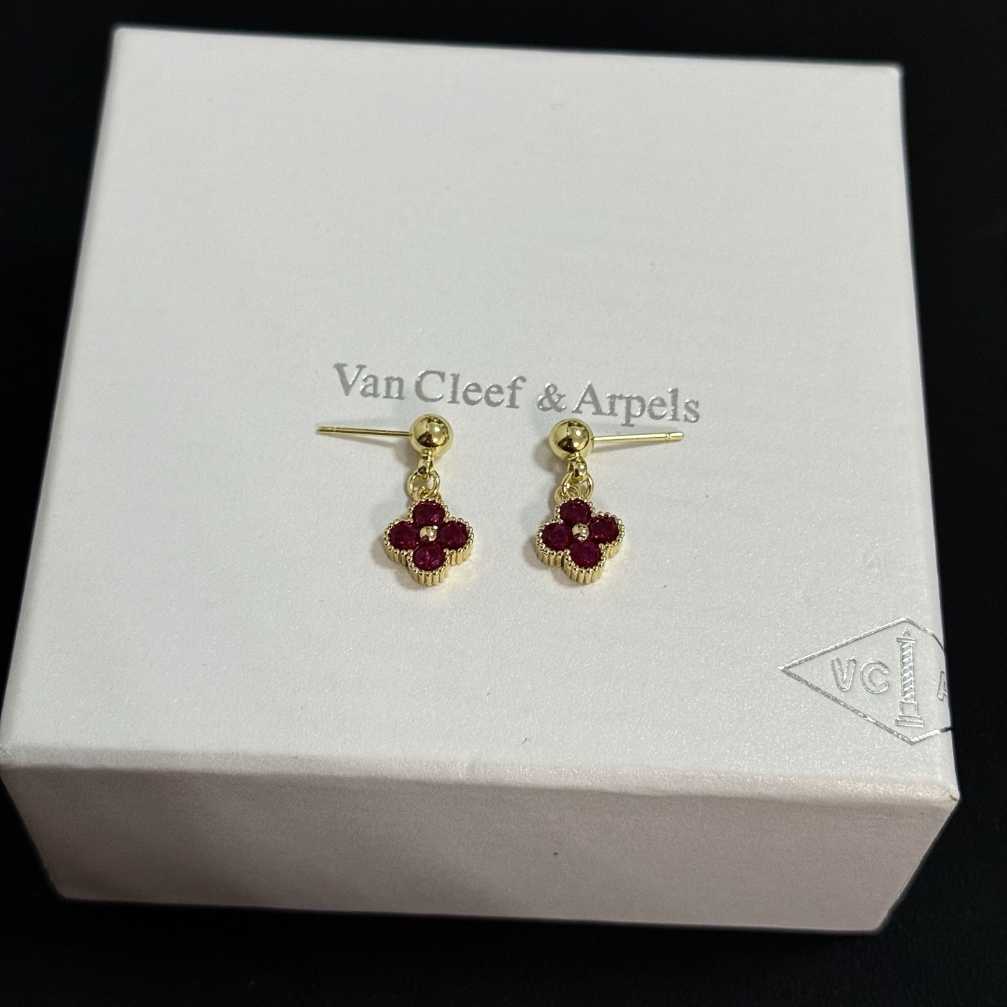 Van Cleef Arpels Boucles d'oreilles Alhambra en métal doré jaune avec pierres précieuses rouge rubis profond longueur de chute de 1 à 2 cm