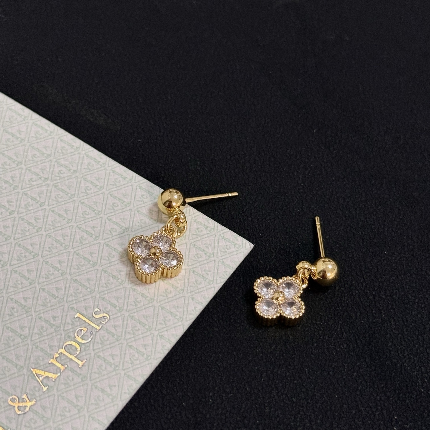 Orecchini Van Cleef Arpels Alhambra Metallo oro giallo con pietre diamantate trasparenti Taglia unica