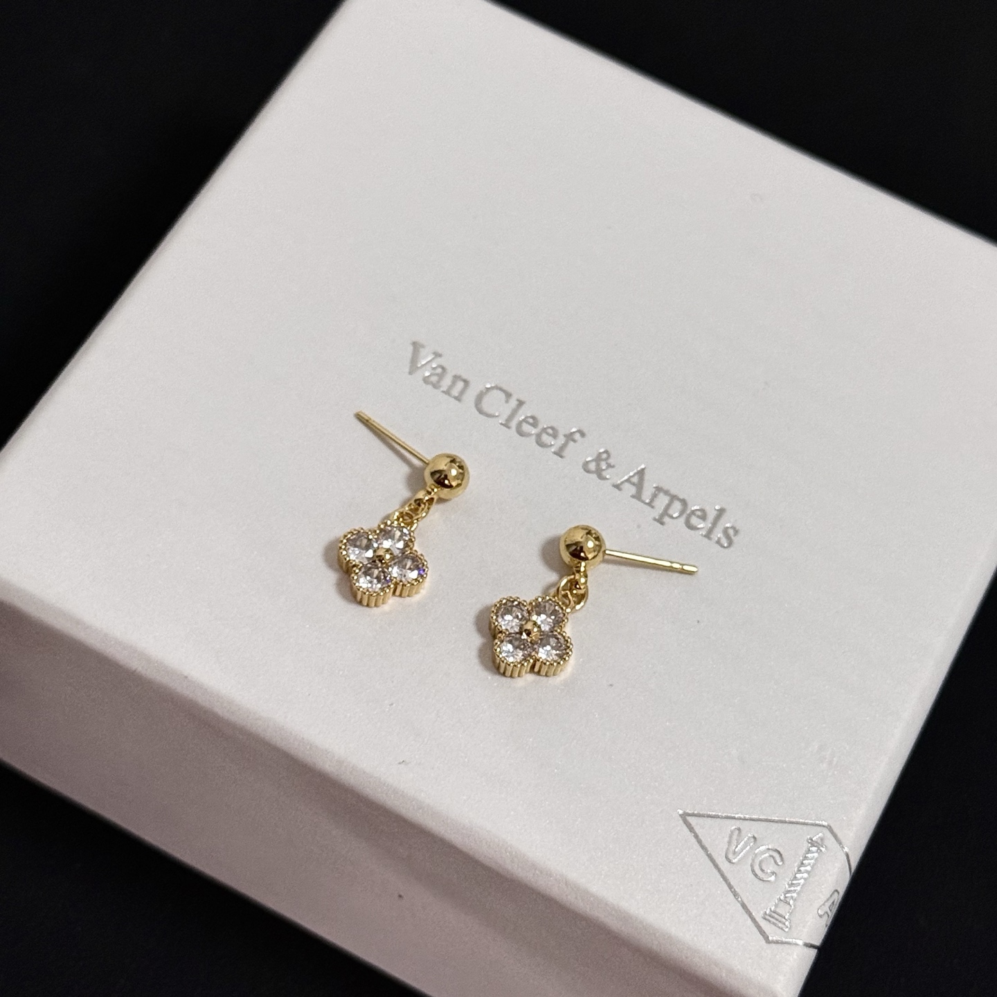 Orecchini Van Cleef Arpels Alhambra Metallo oro giallo con pietre diamantate trasparenti Taglia unica