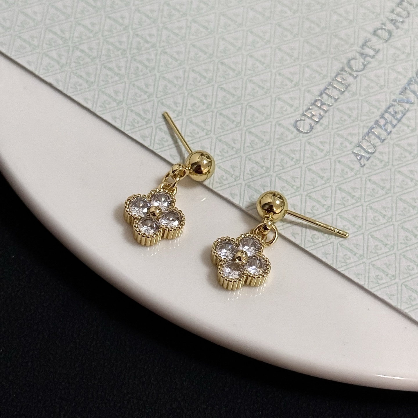 Orecchini Van Cleef Arpels Alhambra Metallo oro giallo con pietre diamantate trasparenti Taglia unica