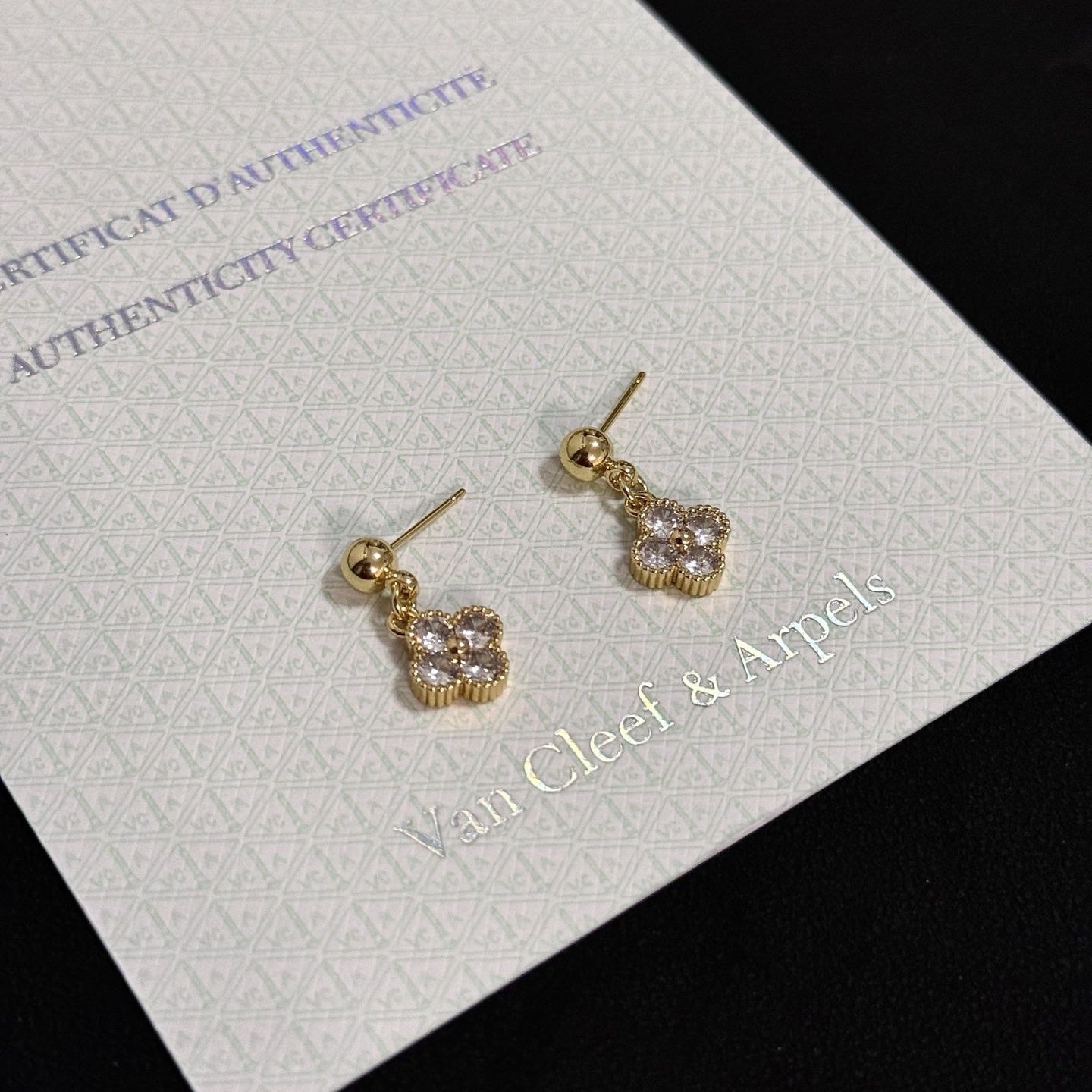 Orecchini Van Cleef Arpels Alhambra Metallo oro giallo con pietre diamantate trasparenti Taglia unica
