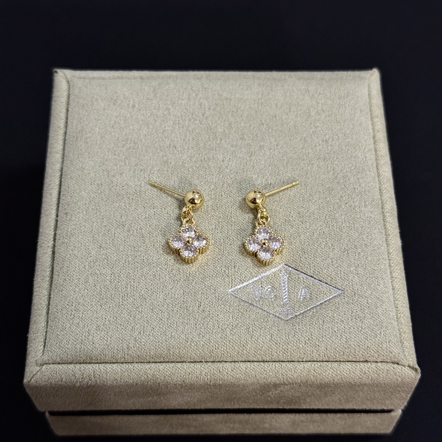Orecchini Van Cleef Arpels Alhambra Metallo oro giallo con pietre diamantate trasparenti Taglia unica