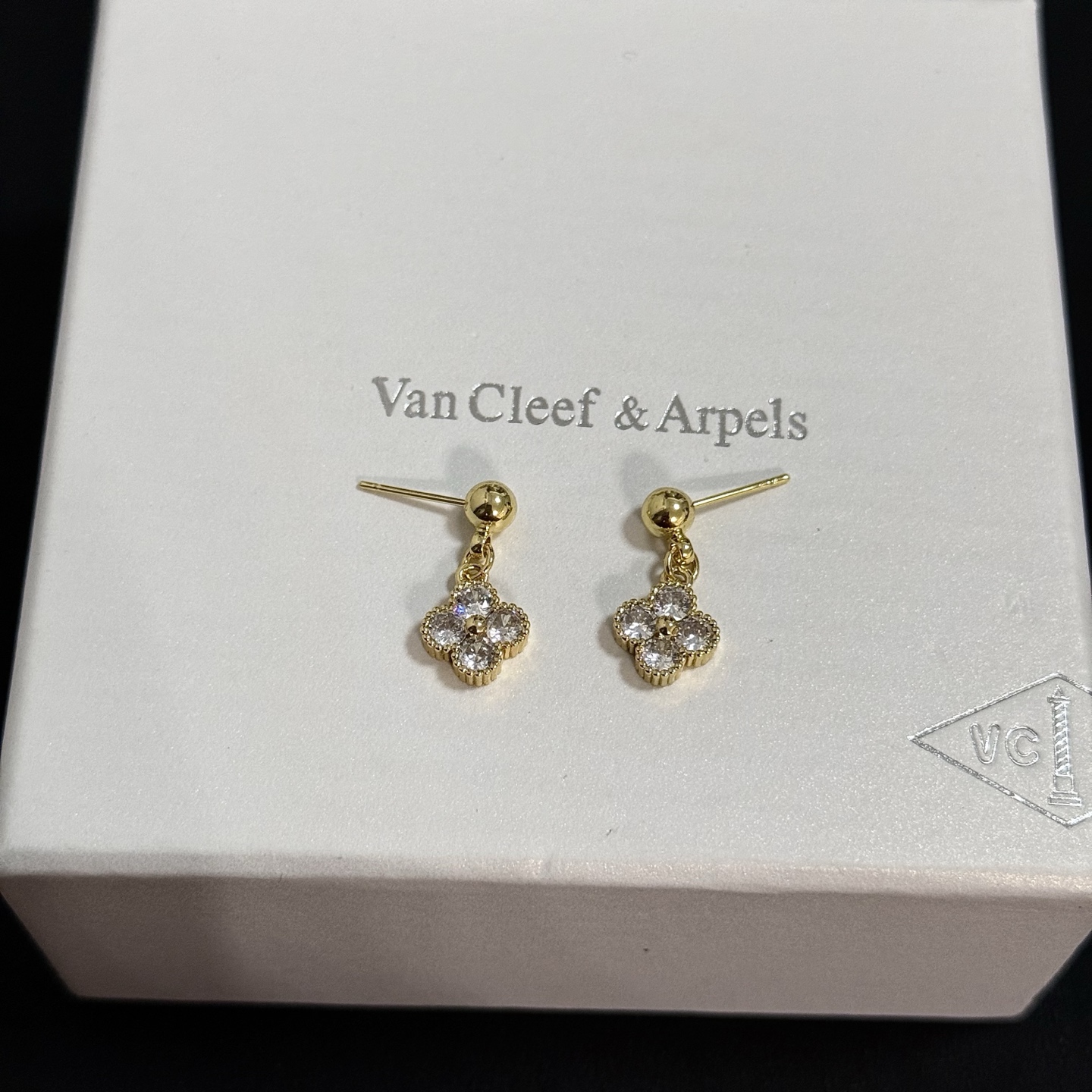 Orecchini Van Cleef Arpels Alhambra Metallo oro giallo con pietre diamantate trasparenti Taglia unica