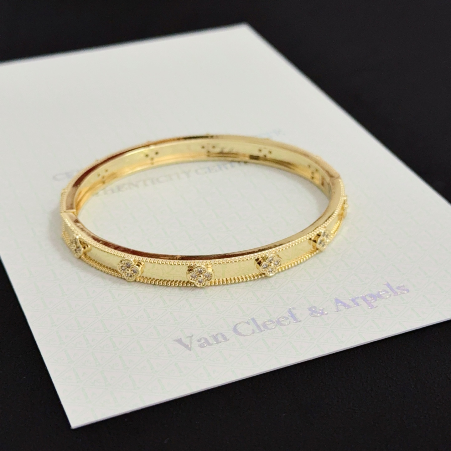 Bracelet Van Cleef Arpels Perlee Four-Leaf Clover en or jaune avec accents de diamants clairs, circonférence intérieure de 17 cm