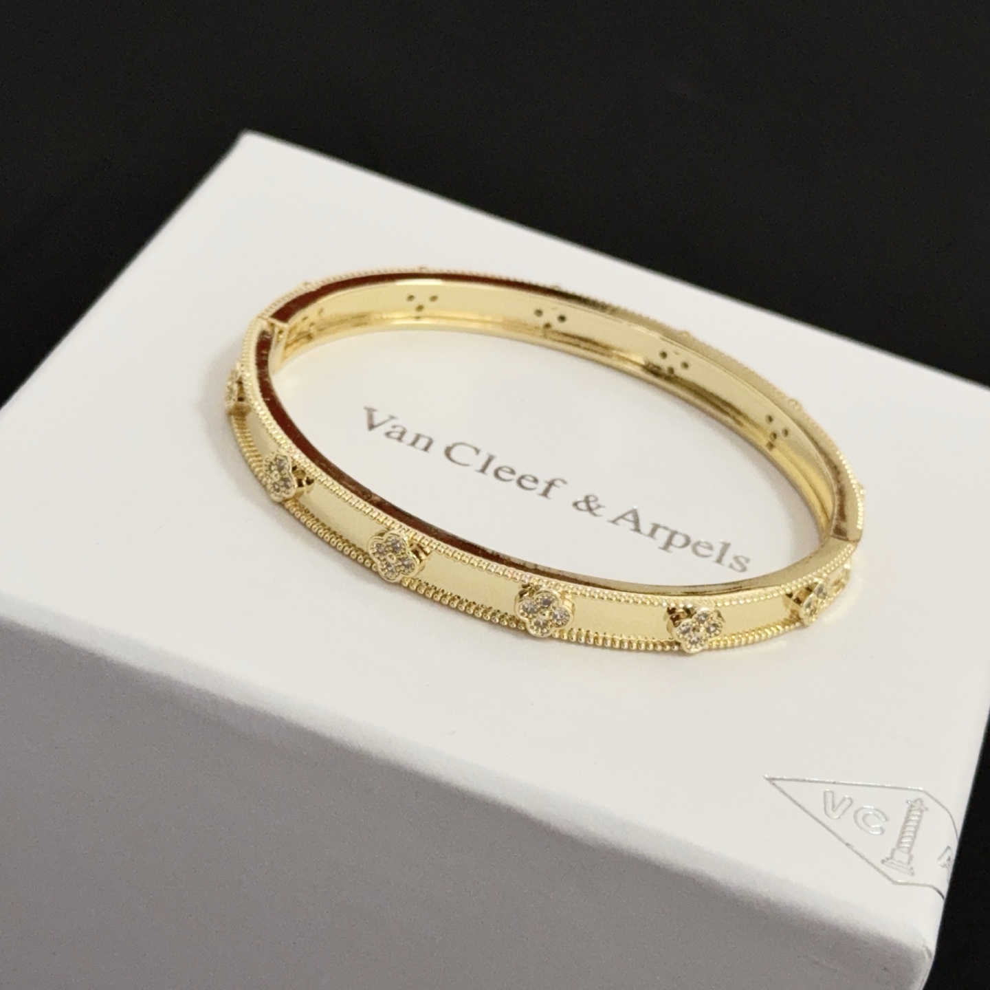 Bracelet Van Cleef Arpels Perlee Four-Leaf Clover en or jaune avec accents de diamants clairs, circonférence intérieure de 17 cm