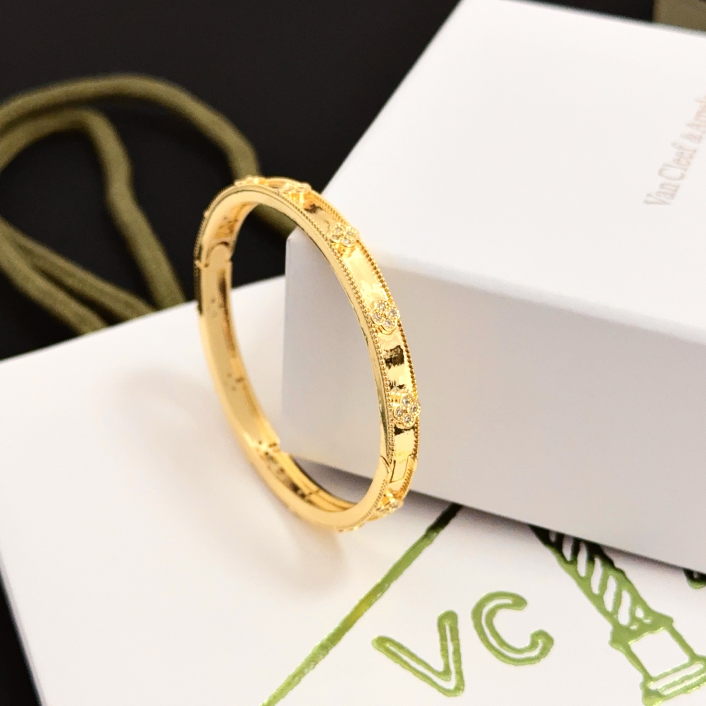 Bracelet Van Cleef Arpels Perlee Four-Leaf Clover en or jaune avec accents de diamants clairs, circonférence intérieure de 17 cm