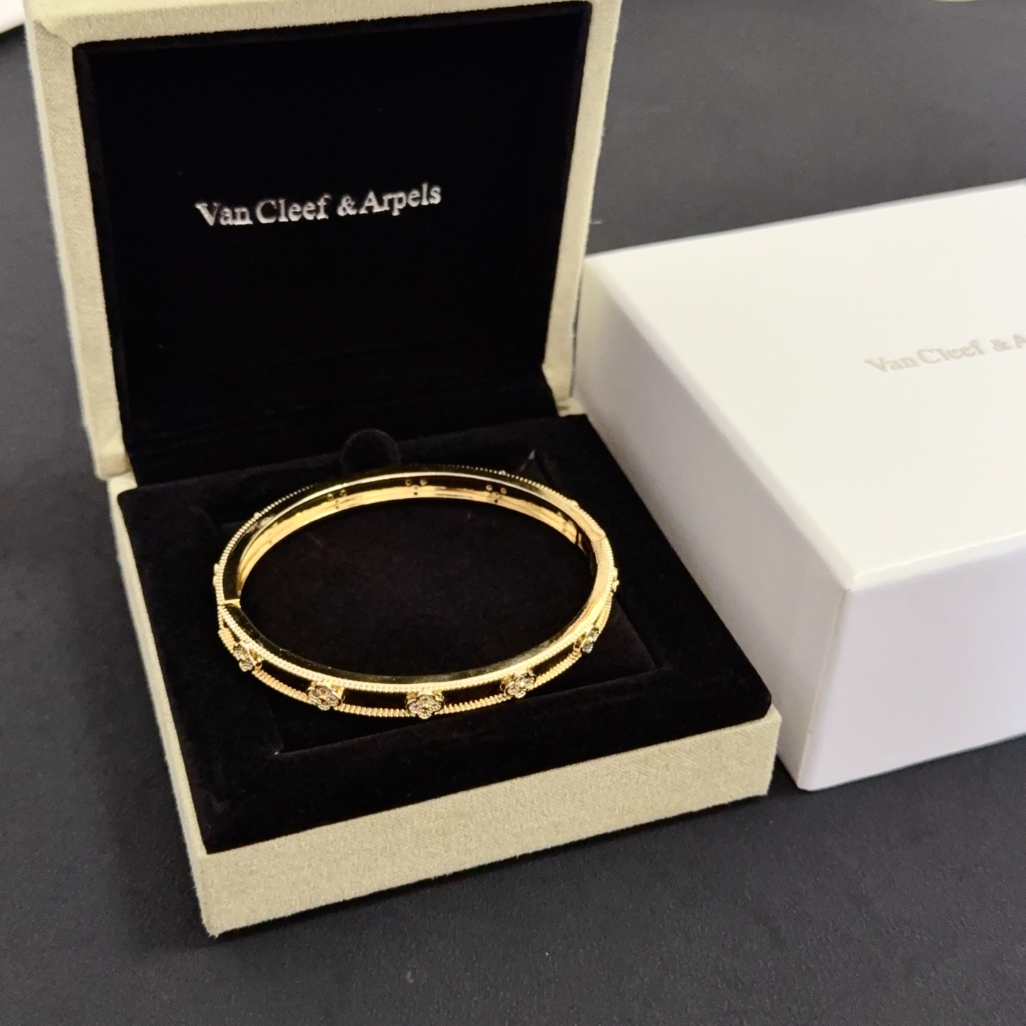 Bracelet Van Cleef Arpels Perlee Four-Leaf Clover en or jaune avec accents de diamants clairs, circonférence intérieure de 17 cm