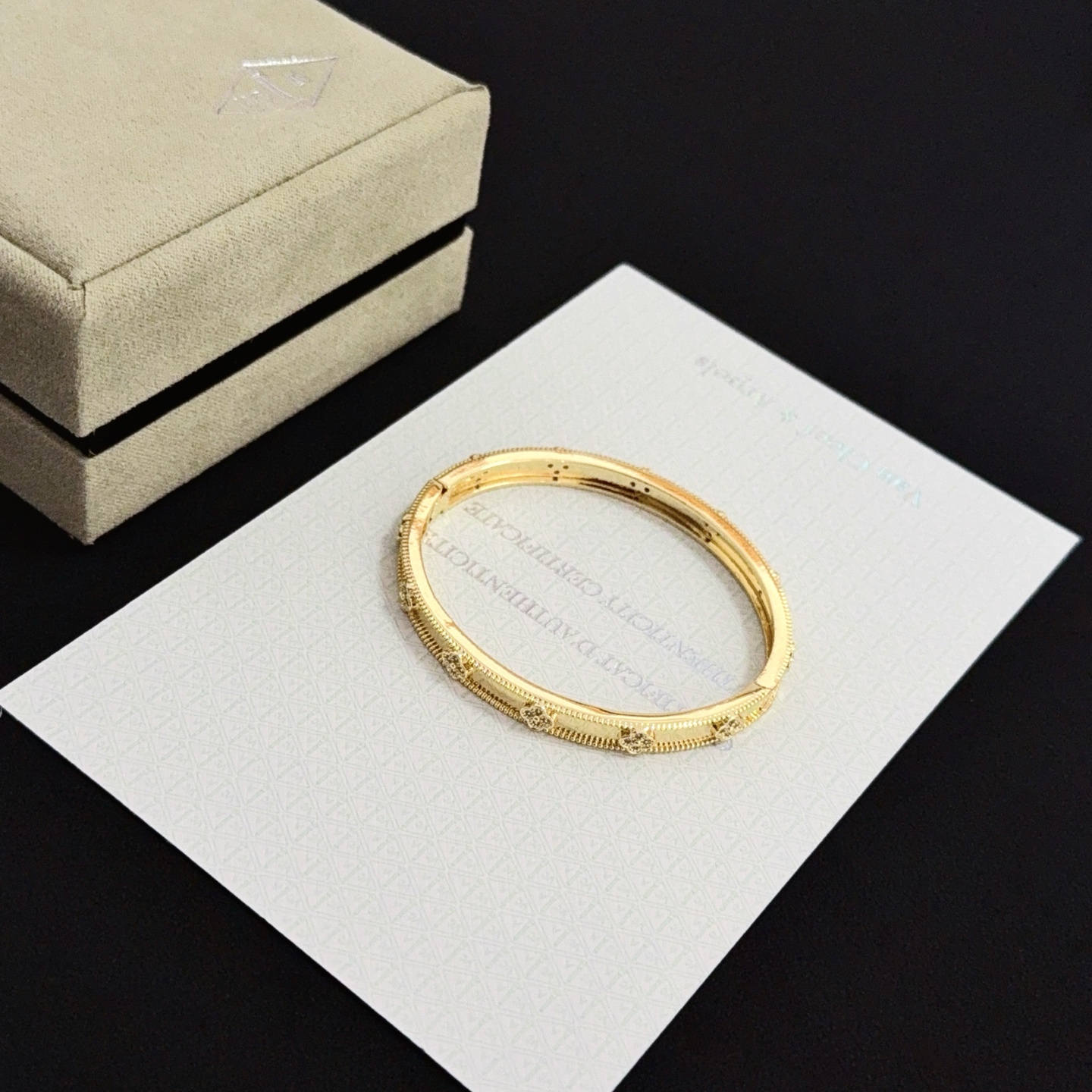 Bracelet Van Cleef Arpels Perlee Four-Leaf Clover en or jaune avec accents de diamants clairs, circonférence intérieure de 17 cm