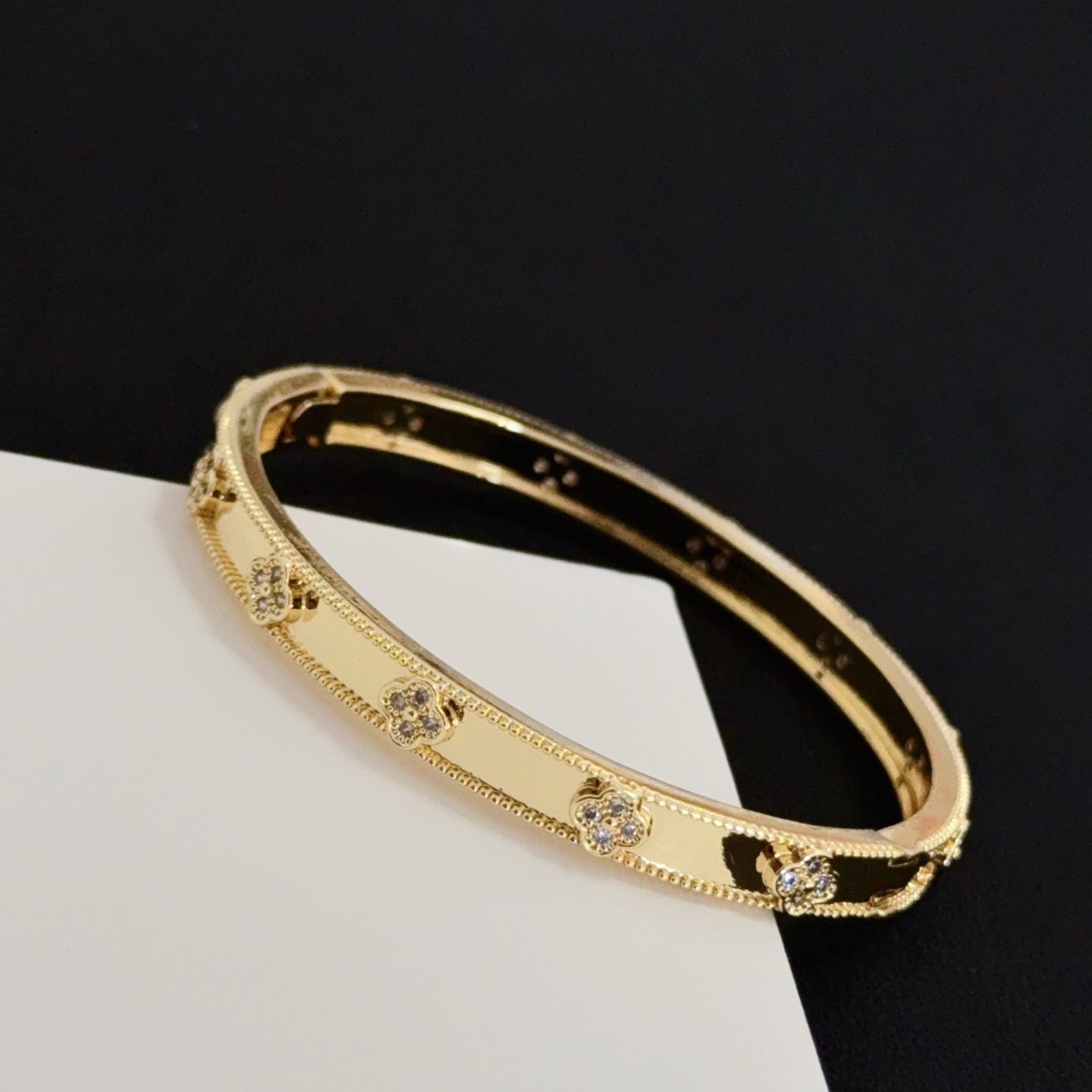 Bracelet Van Cleef Arpels Perlee Four-Leaf Clover en or jaune avec accents de diamants clairs, circonférence intérieure de 17 cm