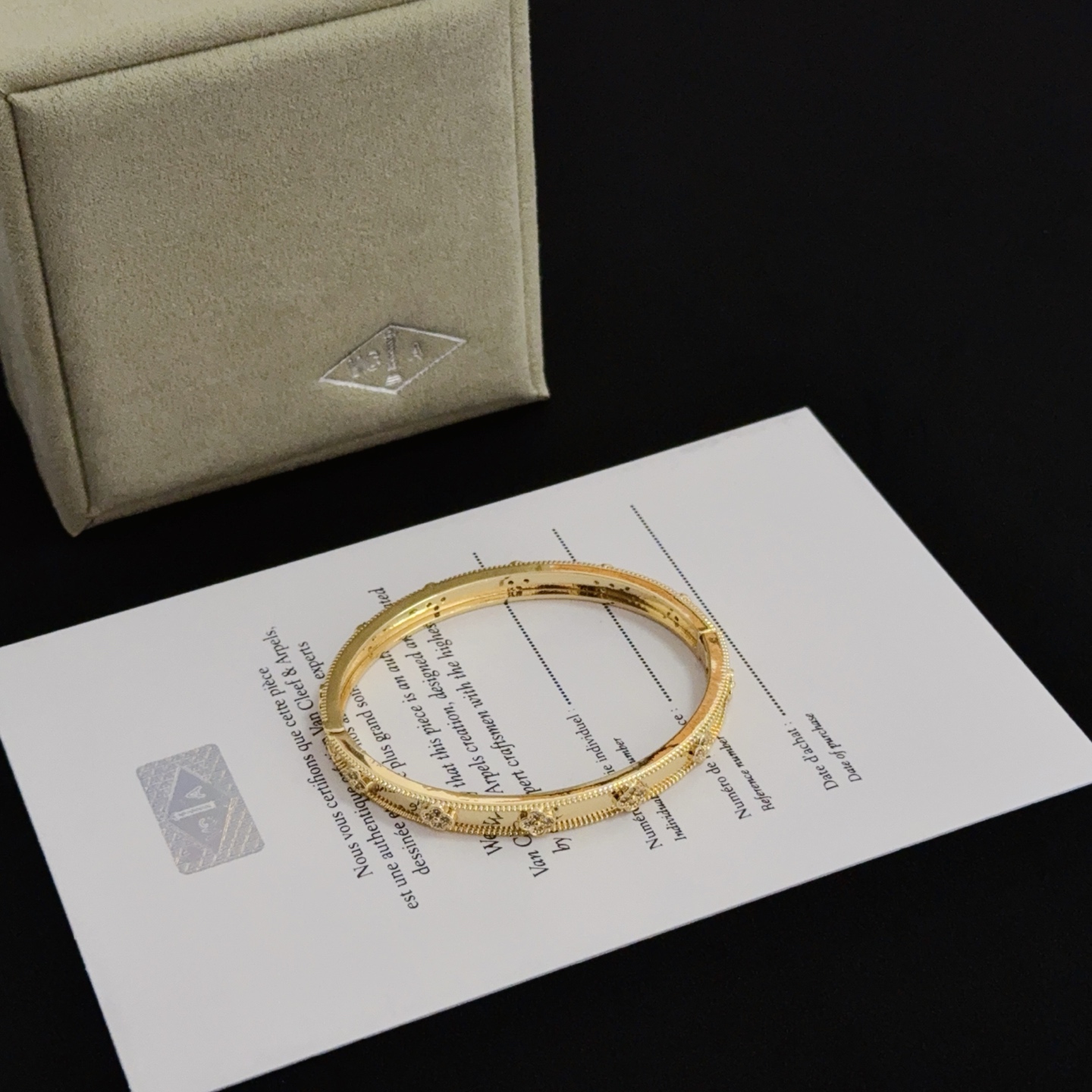 Bracelet Van Cleef Arpels Perlee Four-Leaf Clover en or jaune avec accents de diamants clairs, circonférence intérieure de 17 cm