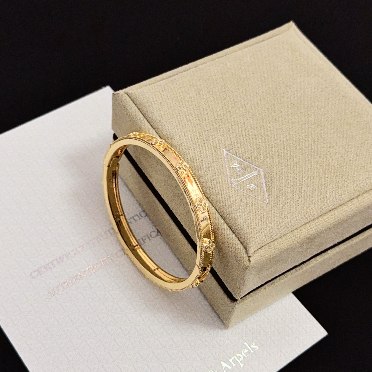 Bracelet Van Cleef Arpels Perlee Four-Leaf Clover en or jaune avec accents de diamants clairs, circonférence intérieure de 17 cm