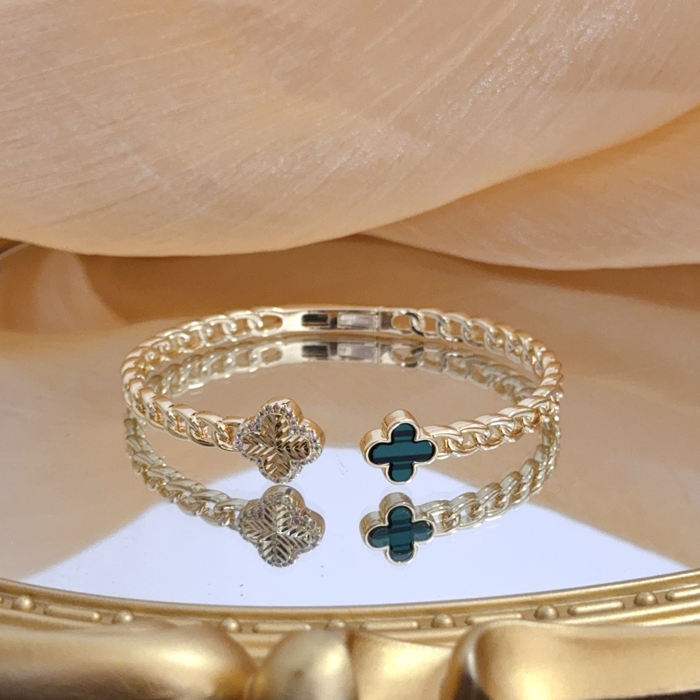 Van Cleef Arpels Alhambra bracelet Yellow gold malachite green clear diamond accents 17cm