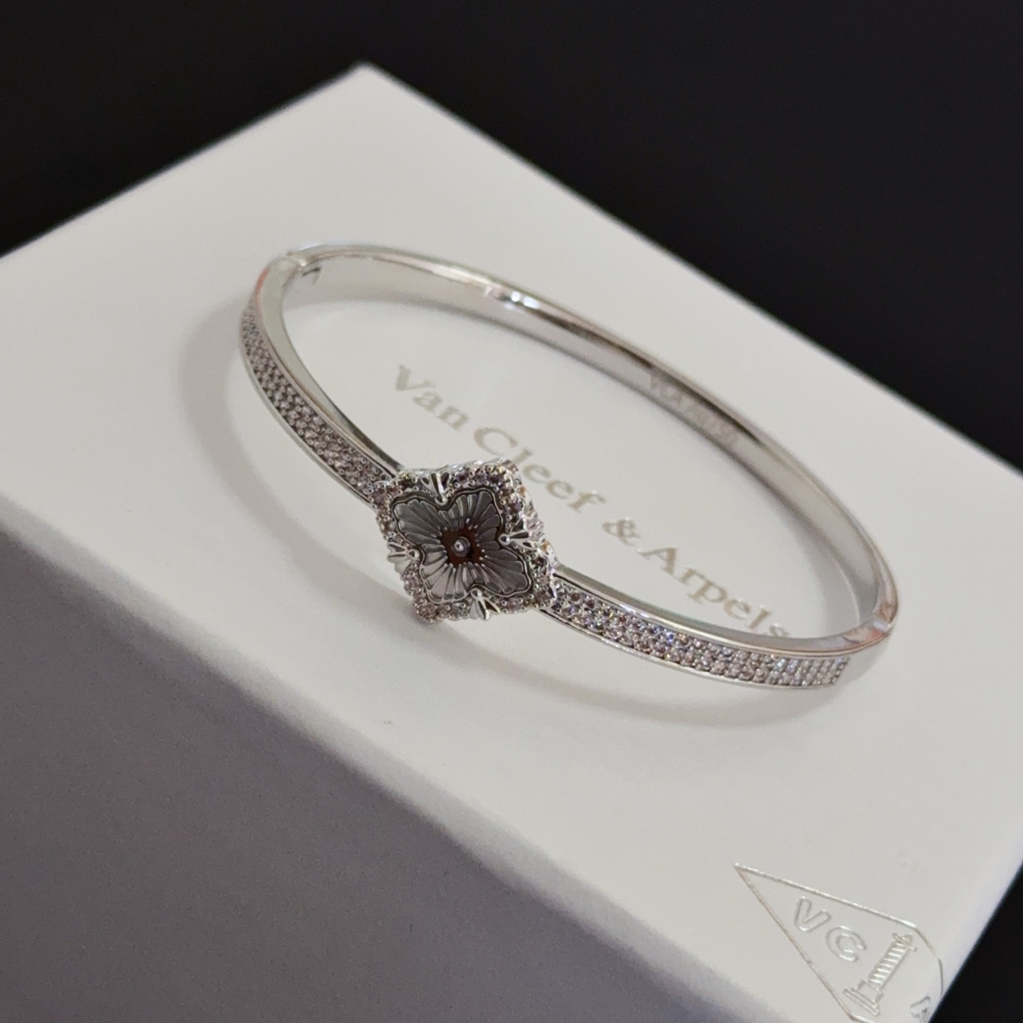Bracciale Van Cleef Arpels Alhambra in metallo color argento con accenti di diamanti chiari e motivo a trifoglio grigio inciso 17 cm