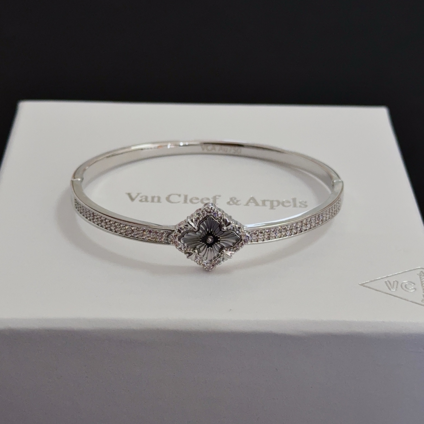 Bracciale Van Cleef Arpels Alhambra in metallo color argento con accenti di diamanti chiari e motivo a trifoglio grigio inciso 17 cm