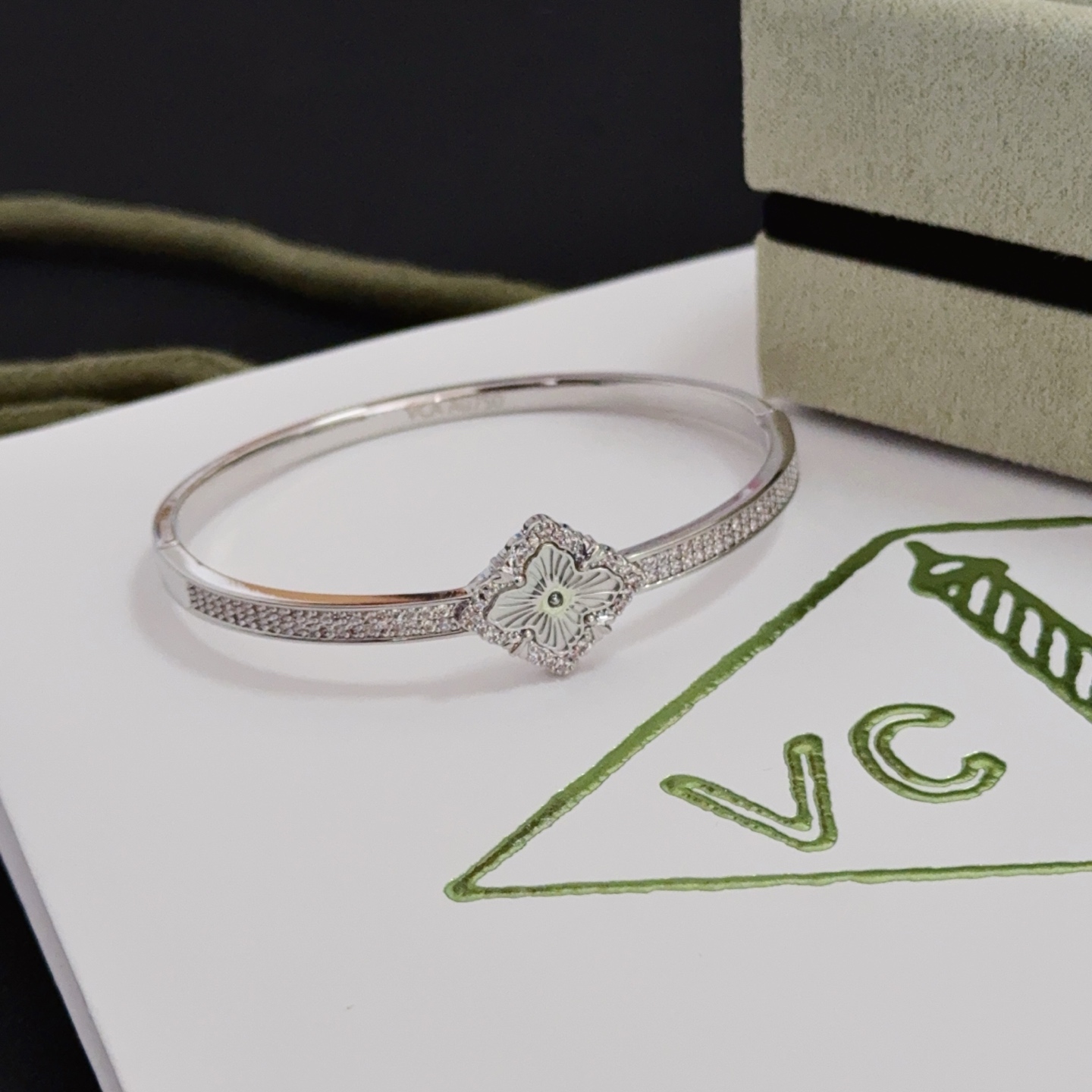 Bracciale Van Cleef Arpels Alhambra in metallo color argento con accenti di diamanti chiari e motivo a trifoglio grigio inciso 17 cm