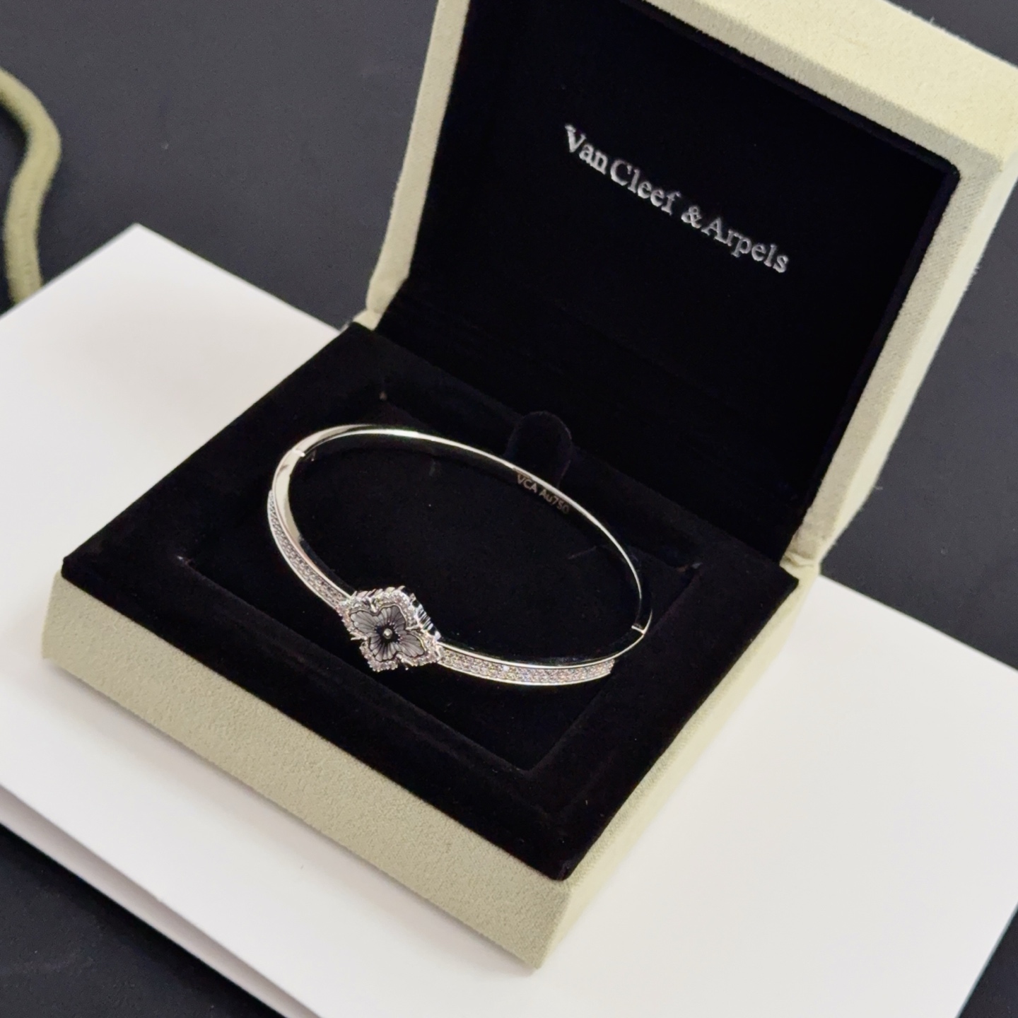 Bracciale Van Cleef Arpels Alhambra in metallo color argento con accenti di diamanti chiari e motivo a trifoglio grigio inciso 17 cm