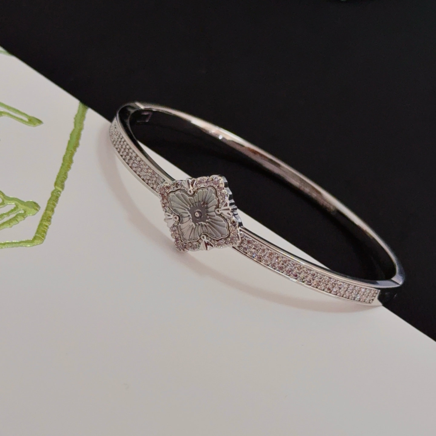 Bracciale Van Cleef Arpels Alhambra in metallo color argento con accenti di diamanti chiari e motivo a trifoglio grigio inciso 17 cm