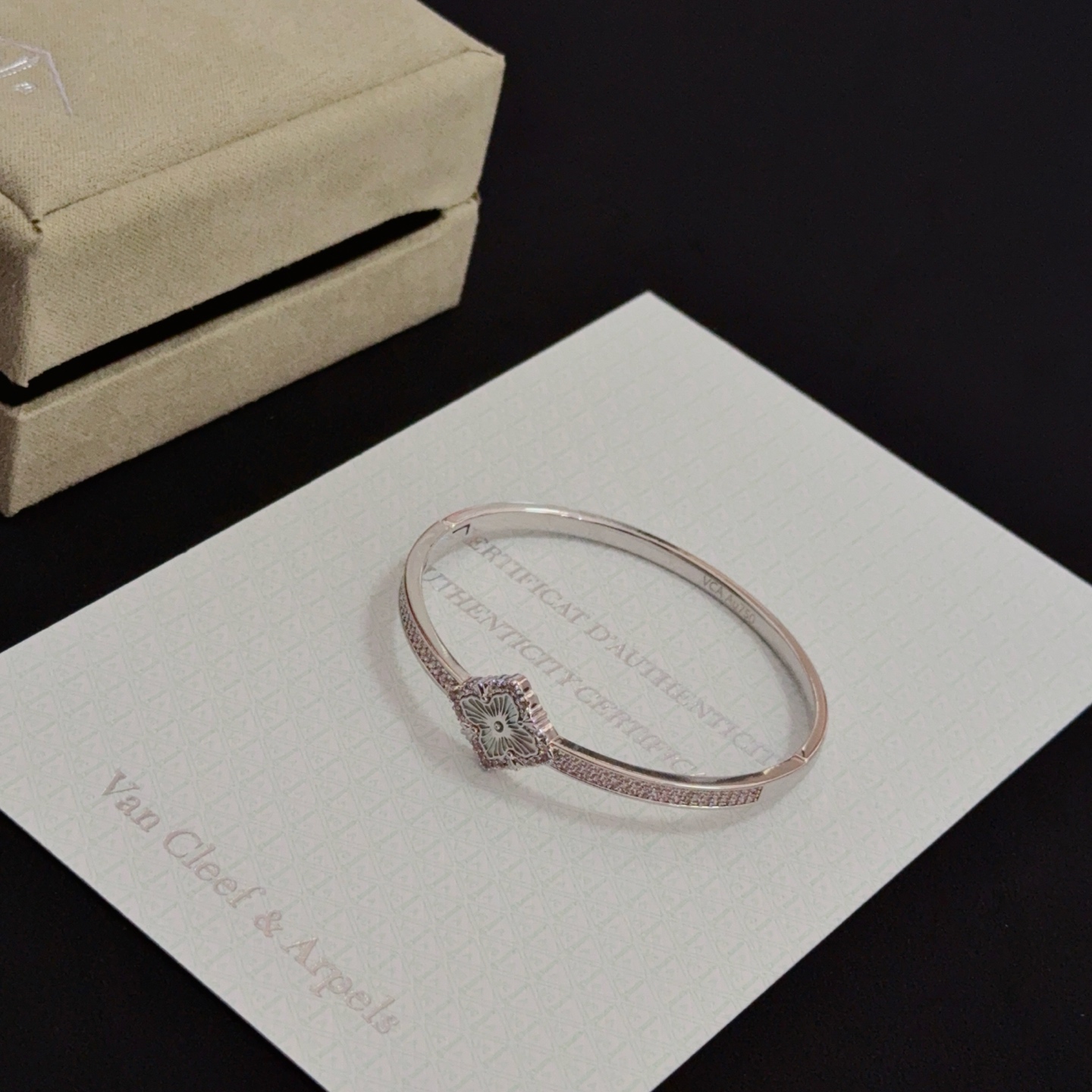 Bracciale Van Cleef Arpels Alhambra in metallo color argento con accenti di diamanti chiari e motivo a trifoglio grigio inciso 17 cm