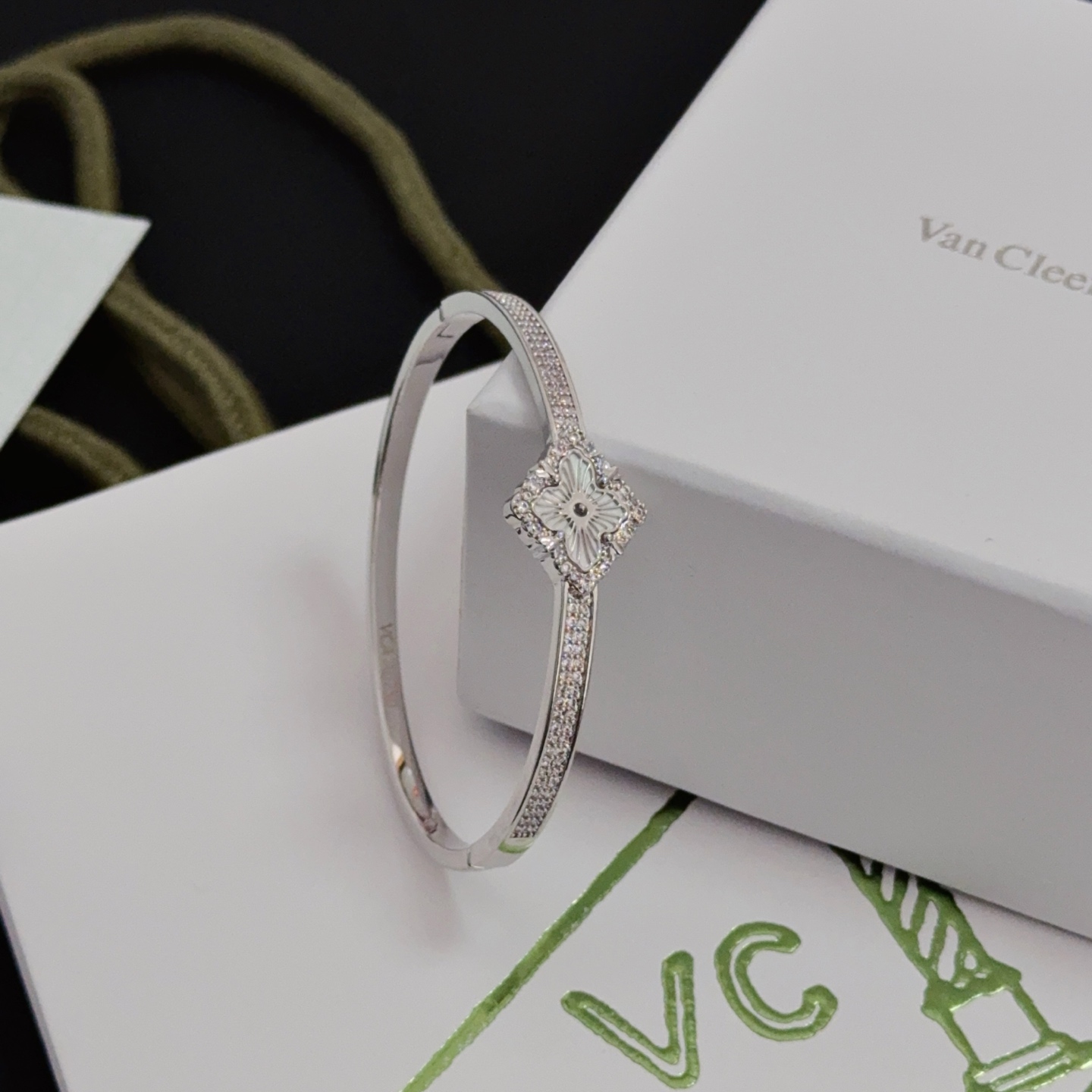 Bracciale Van Cleef Arpels Alhambra in metallo color argento con accenti di diamanti chiari e motivo a trifoglio grigio inciso 17 cm