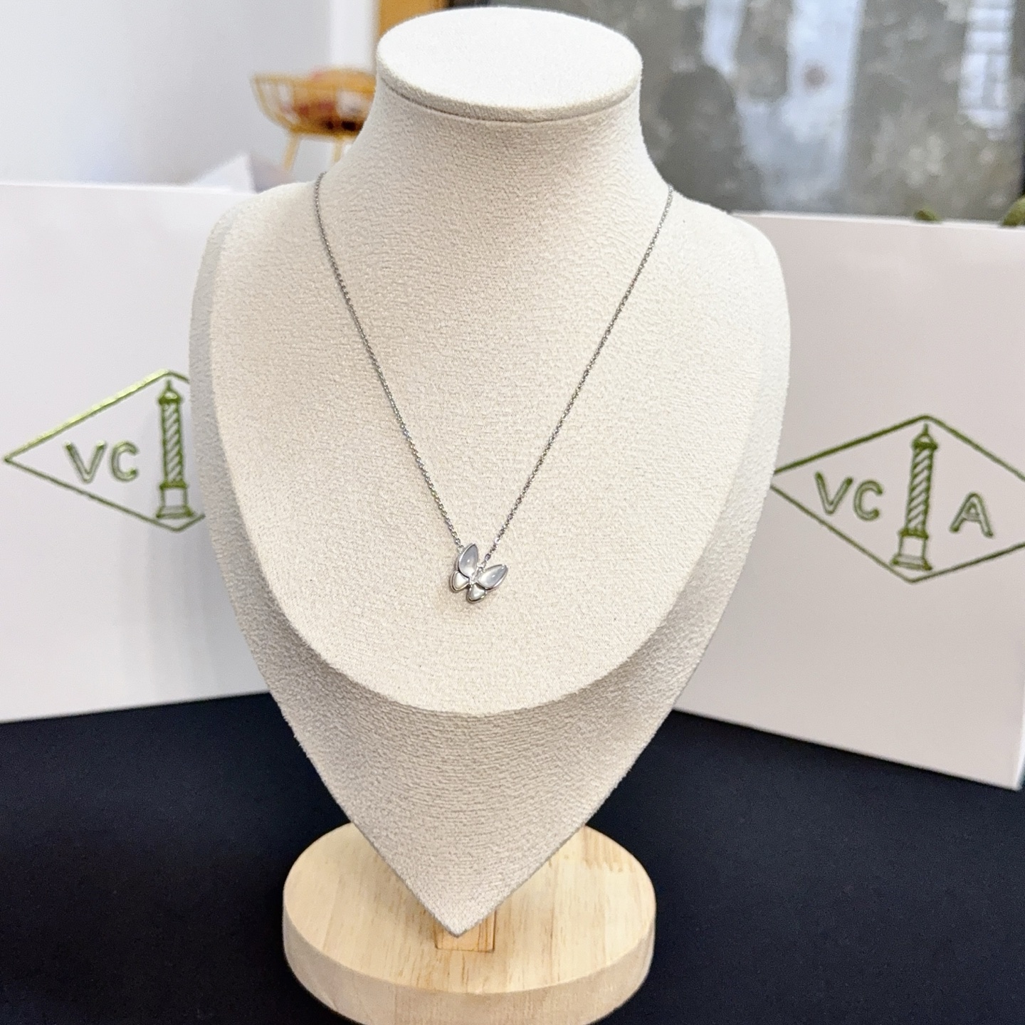 Van Cleef Arpels Two Butterfly necklace White gold metal with white mother-of-pearl inlay 42cm