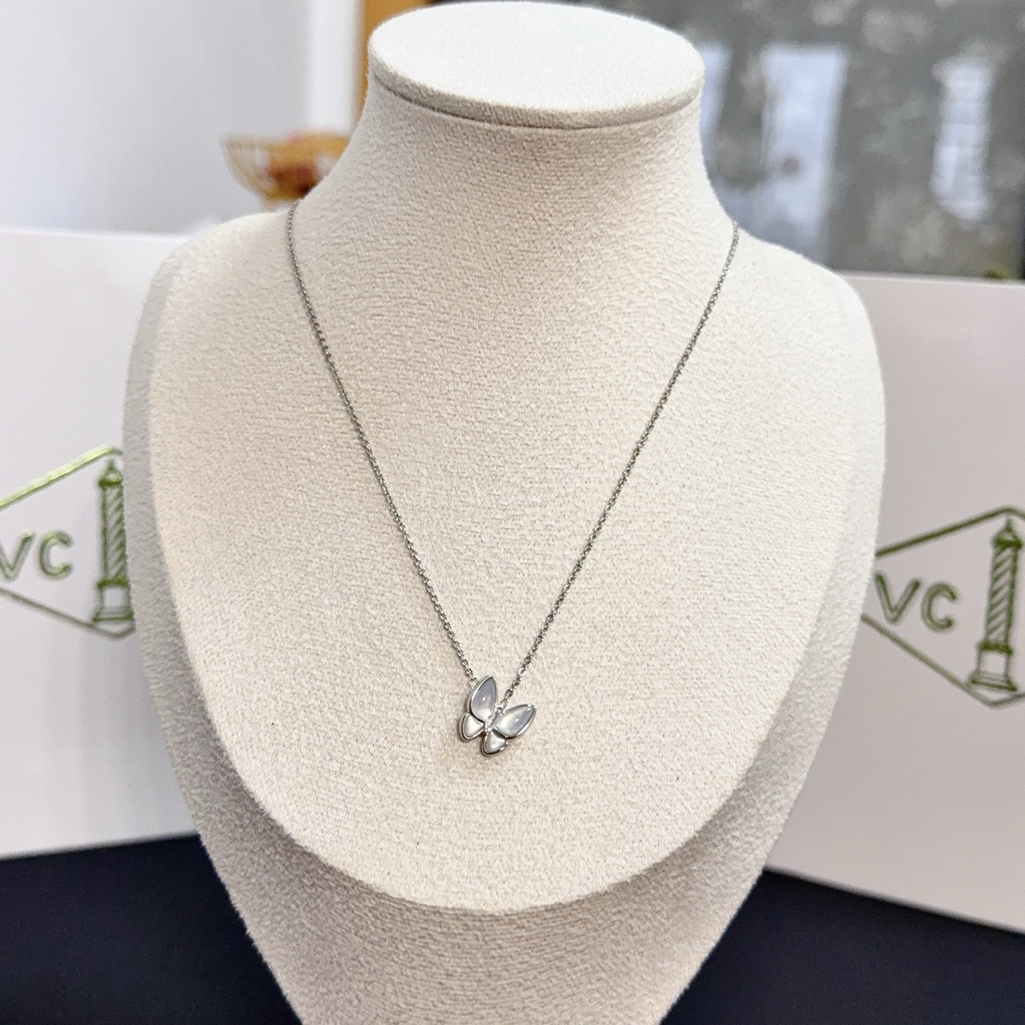 Van Cleef Arpels Two Butterfly necklace White gold metal with white mother-of-pearl inlay 42cm