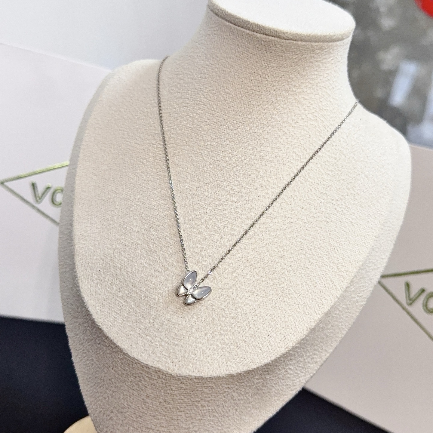 Van Cleef Arpels Two Butterfly necklace White gold metal with white mother-of-pearl inlay 42cm