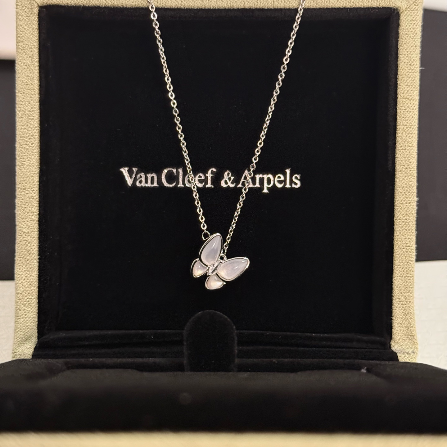 Van Cleef Arpels Two Butterfly necklace White gold metal with white mother-of-pearl inlay 42cm