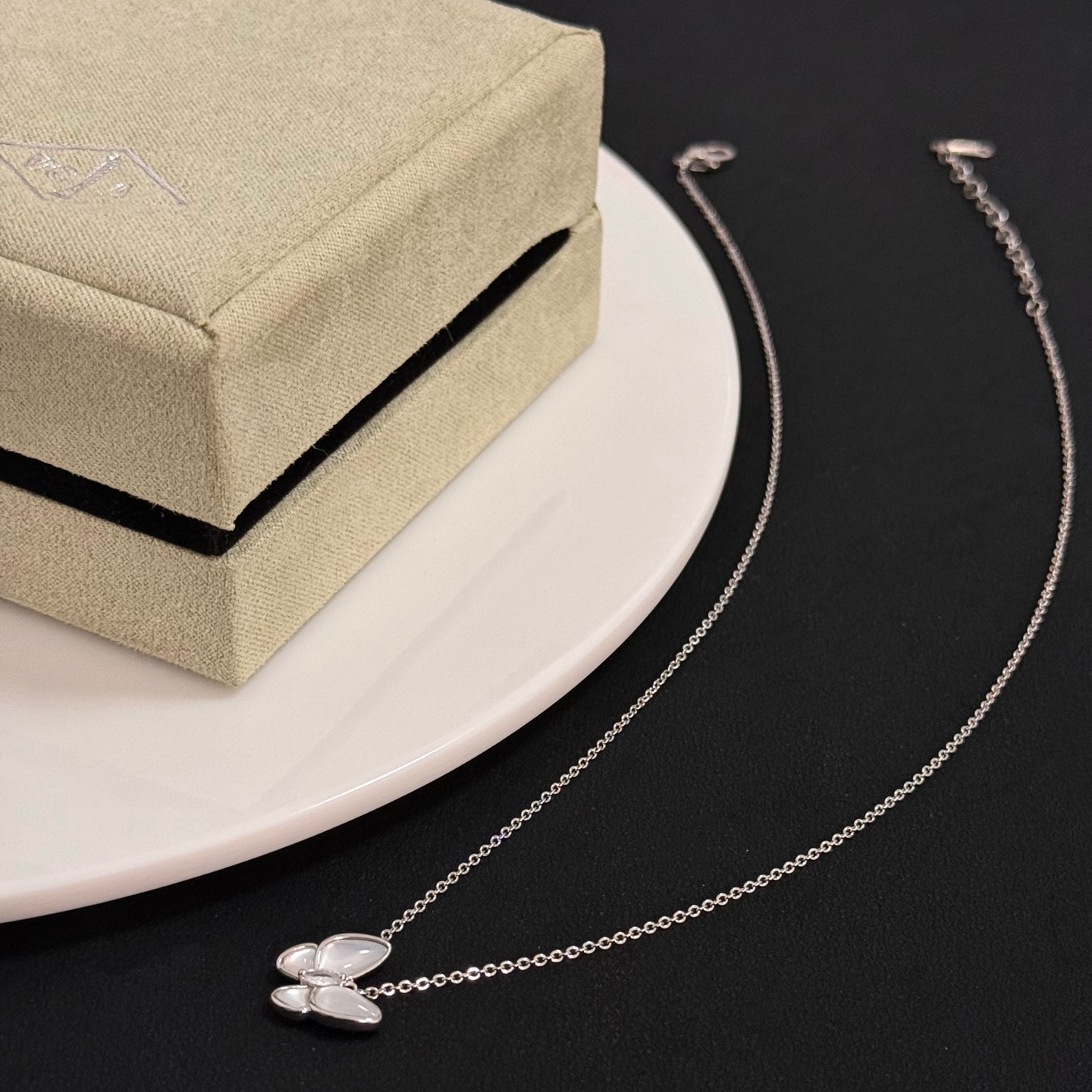 Van Cleef Arpels Two Butterfly necklace White gold metal with white mother-of-pearl inlay 42cm