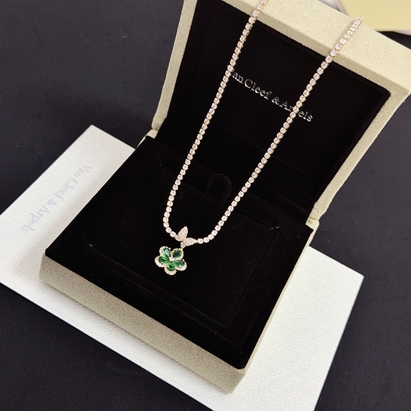 Collana Van Cleef Arpels Alhambra metallo oro giallo trifoglio con pietre preziose verdi accenti di diamanti trasparenti 42 cm con prolunga da 5 cm