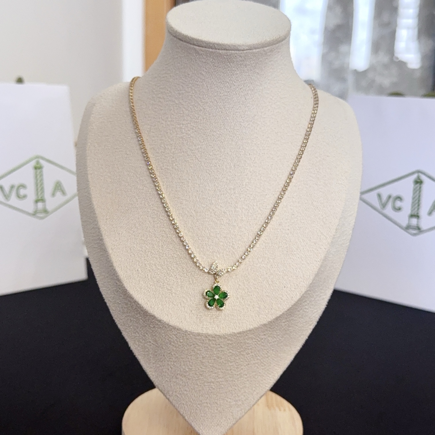 Collana Van Cleef Arpels Alhambra metallo oro giallo trifoglio con pietre preziose verdi accenti di diamanti trasparenti 42 cm con prolunga da 5 cm