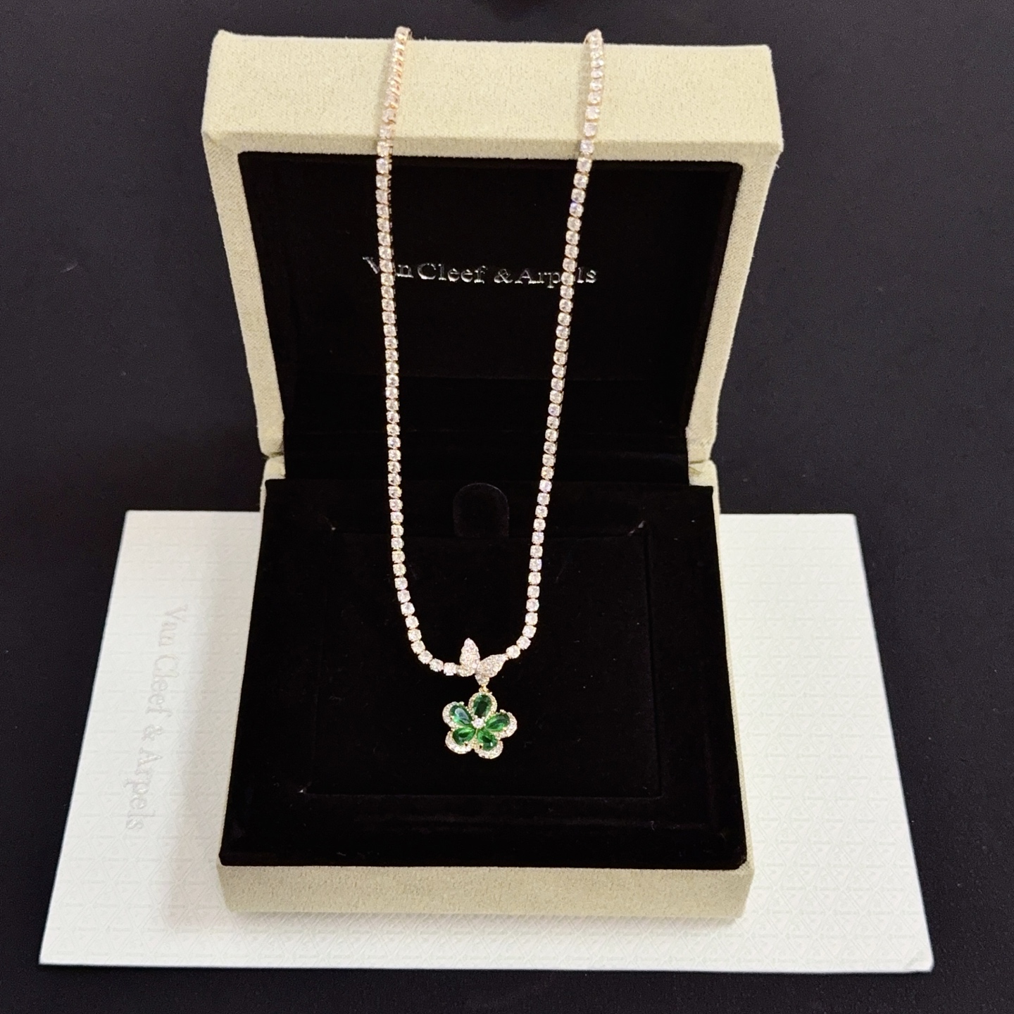 Collana Van Cleef Arpels Alhambra metallo oro giallo trifoglio con pietre preziose verdi accenti di diamanti trasparenti 42 cm con prolunga da 5 cm