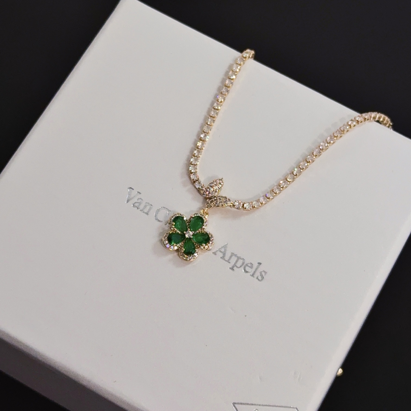 Collana Van Cleef Arpels Alhambra metallo oro giallo trifoglio con pietre preziose verdi accenti di diamanti trasparenti 42 cm con prolunga da 5 cm