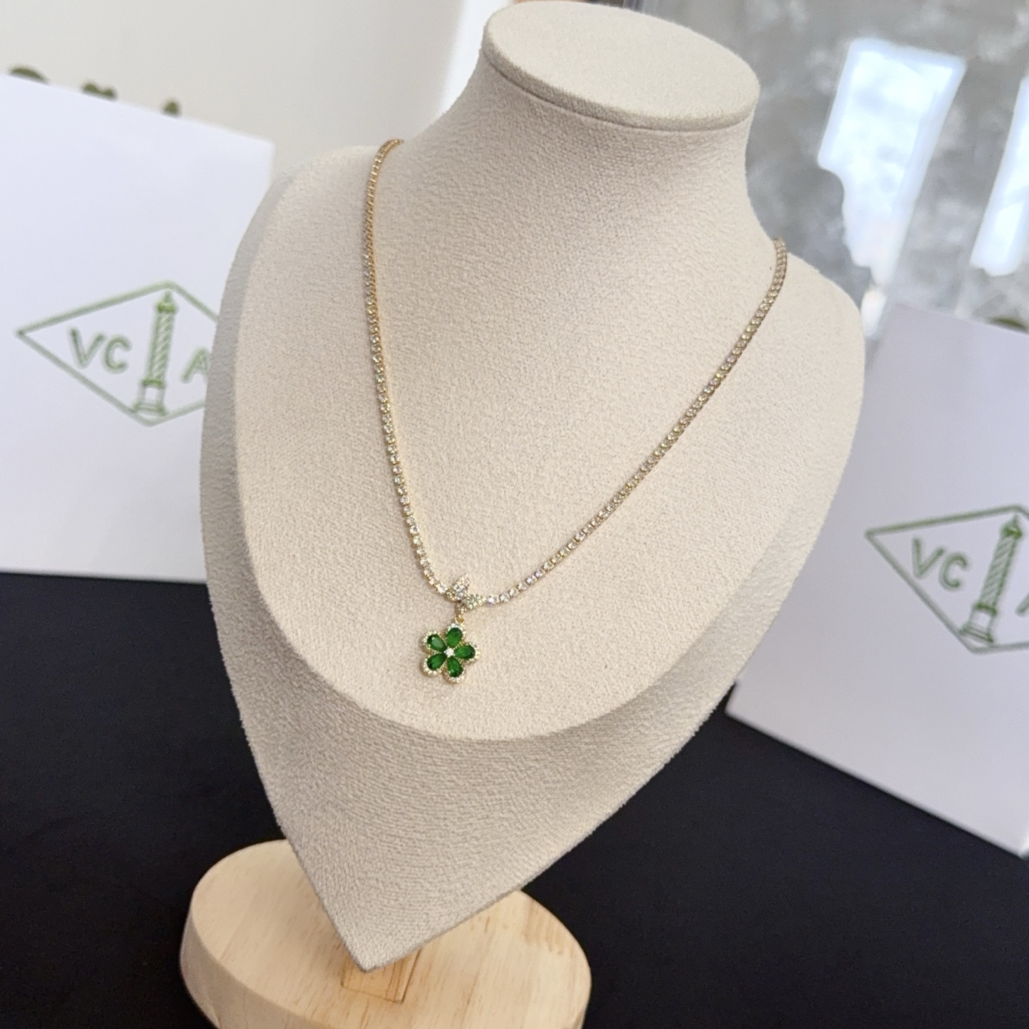 Collana Van Cleef Arpels Alhambra metallo oro giallo trifoglio con pietre preziose verdi accenti di diamanti trasparenti 42 cm con prolunga da 5 cm