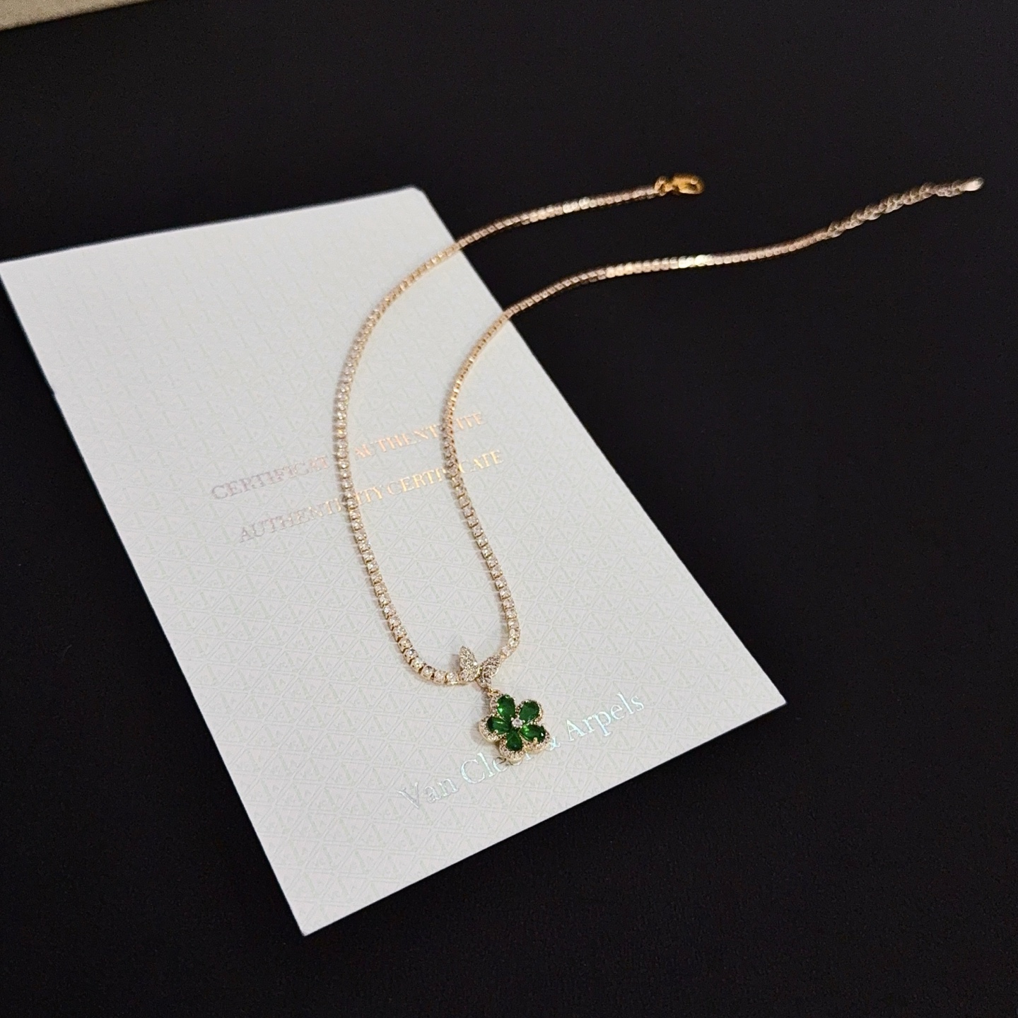 Collana Van Cleef Arpels Alhambra metallo oro giallo trifoglio con pietre preziose verdi accenti di diamanti trasparenti 42 cm con prolunga da 5 cm