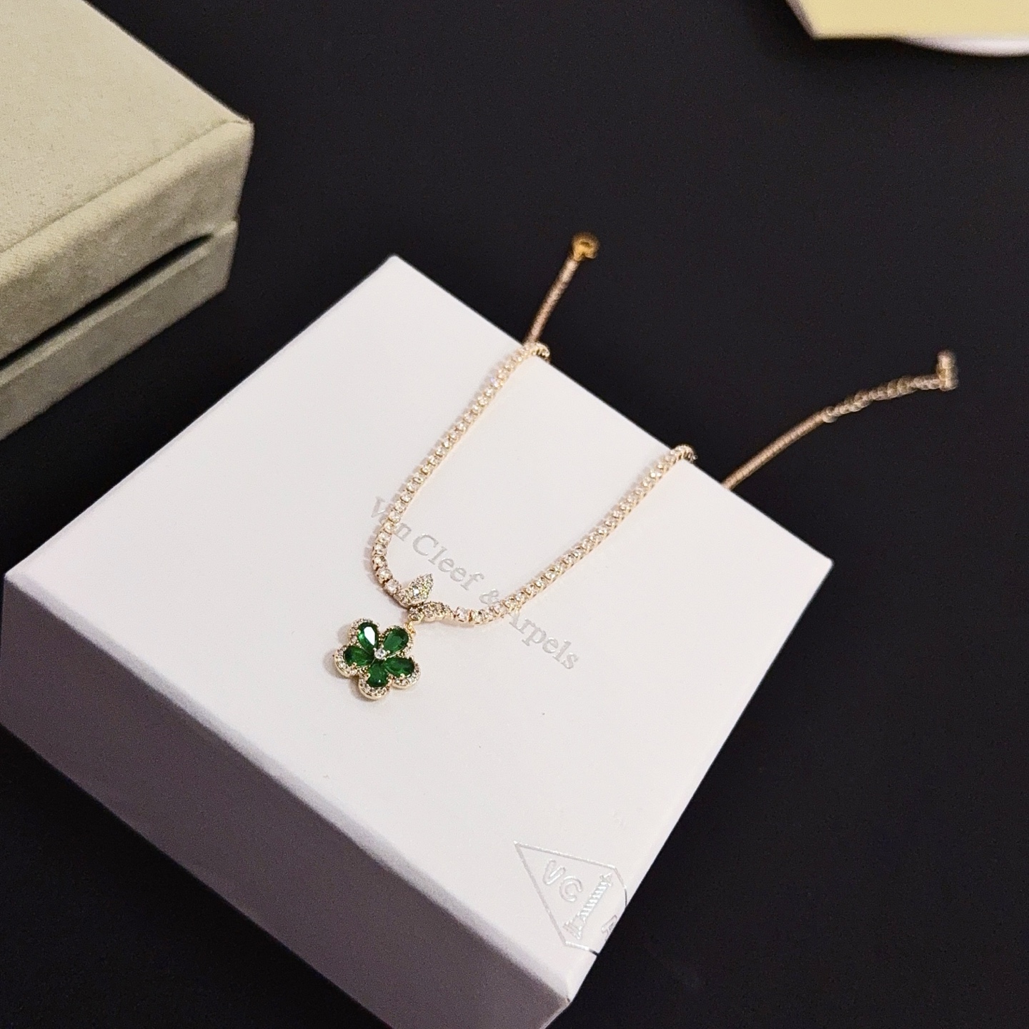 Collana Van Cleef Arpels Alhambra metallo oro giallo trifoglio con pietre preziose verdi accenti di diamanti trasparenti 42 cm con prolunga da 5 cm