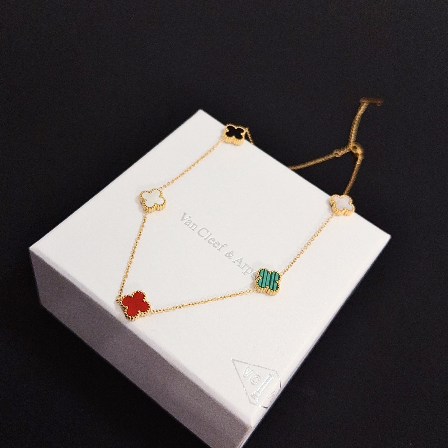 Collana Van Cleef Arpels Alhambra in oro giallo con onice nero, madreperla bianca, corniola rossa, malachite verde 42 cm
