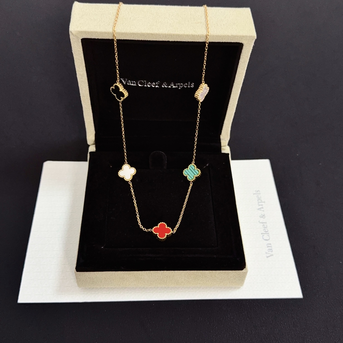 Collana Van Cleef Arpels Alhambra in oro giallo con onice nero, madreperla bianca, corniola rossa, malachite verde 42 cm