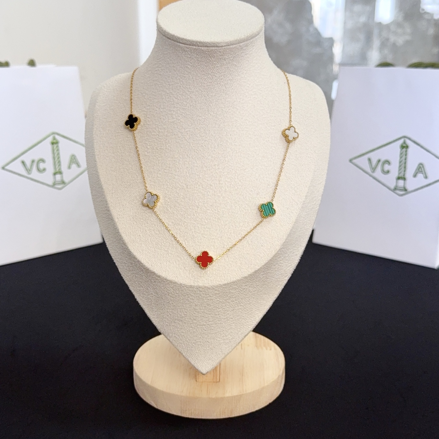 Collana Van Cleef Arpels Alhambra in oro giallo con onice nero, madreperla bianca, corniola rossa, malachite verde 42 cm