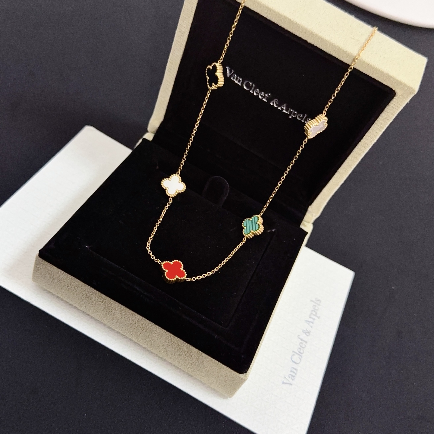 Collana Van Cleef Arpels Alhambra in oro giallo con onice nero, madreperla bianca, corniola rossa, malachite verde 42 cm