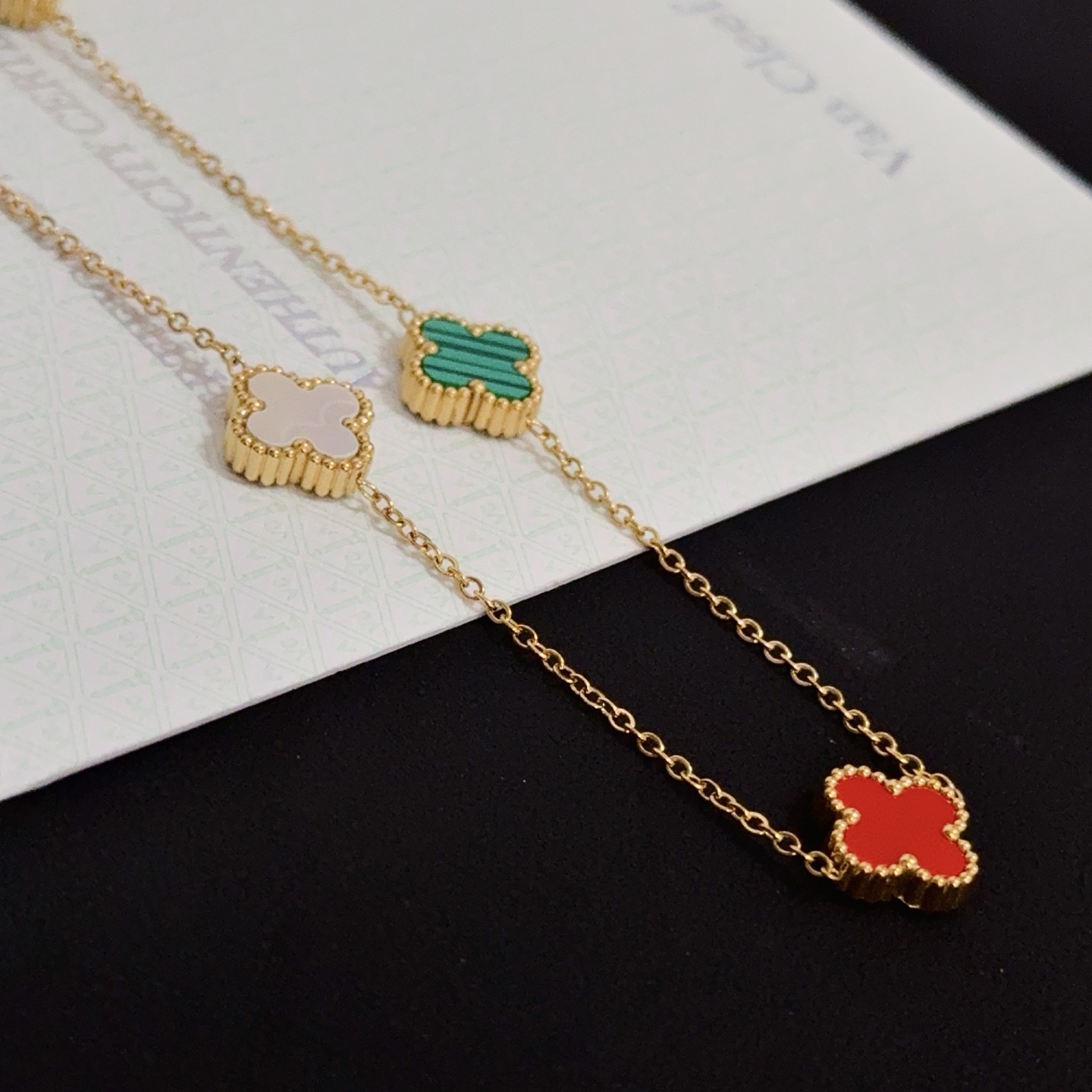 Collana Van Cleef Arpels Alhambra in oro giallo con onice nero, madreperla bianca, corniola rossa, malachite verde 42 cm