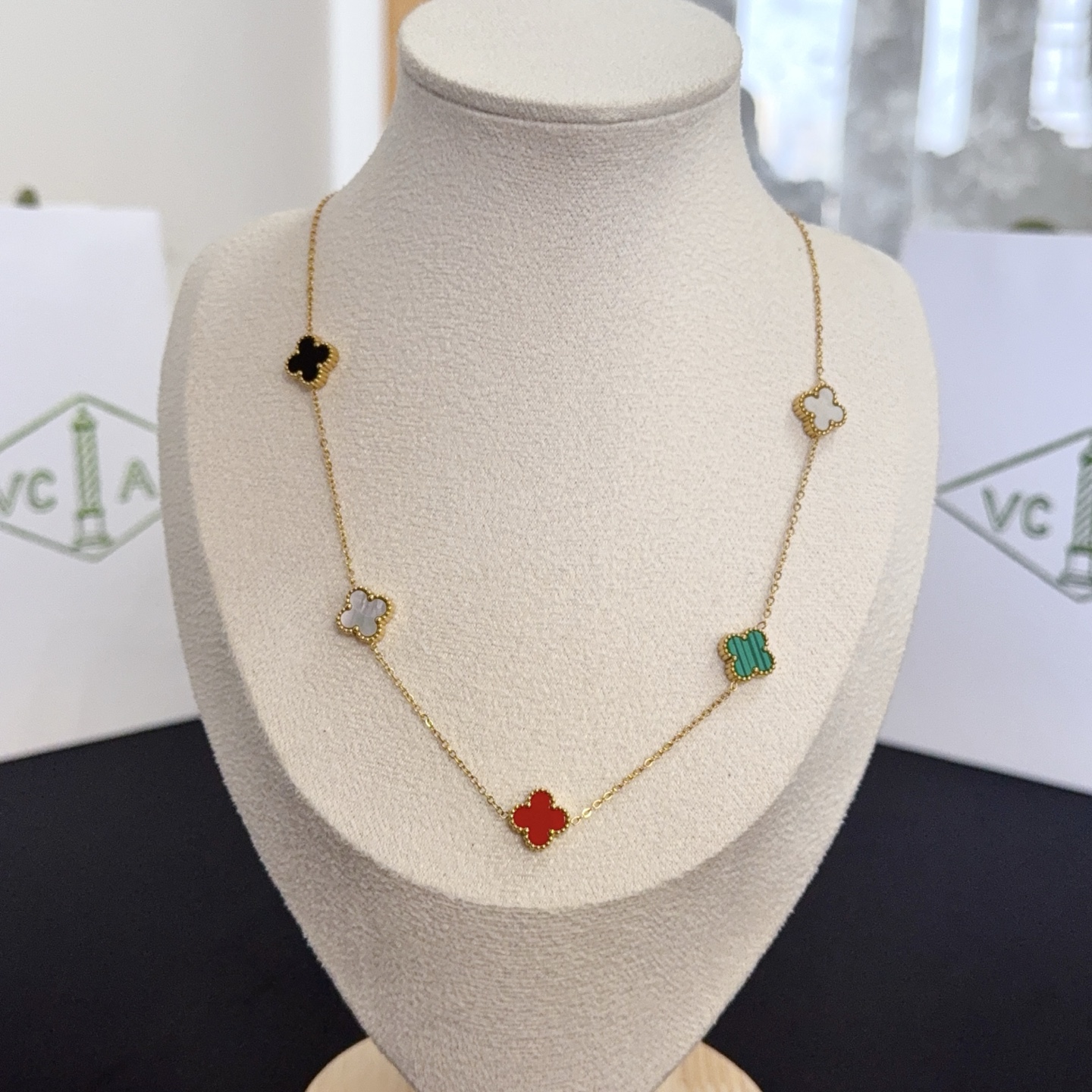 Collana Van Cleef Arpels Alhambra in oro giallo con onice nero, madreperla bianca, corniola rossa, malachite verde 42 cm